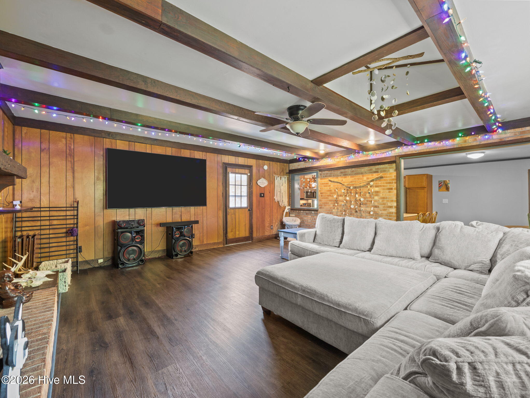 100568066 | Photo 12