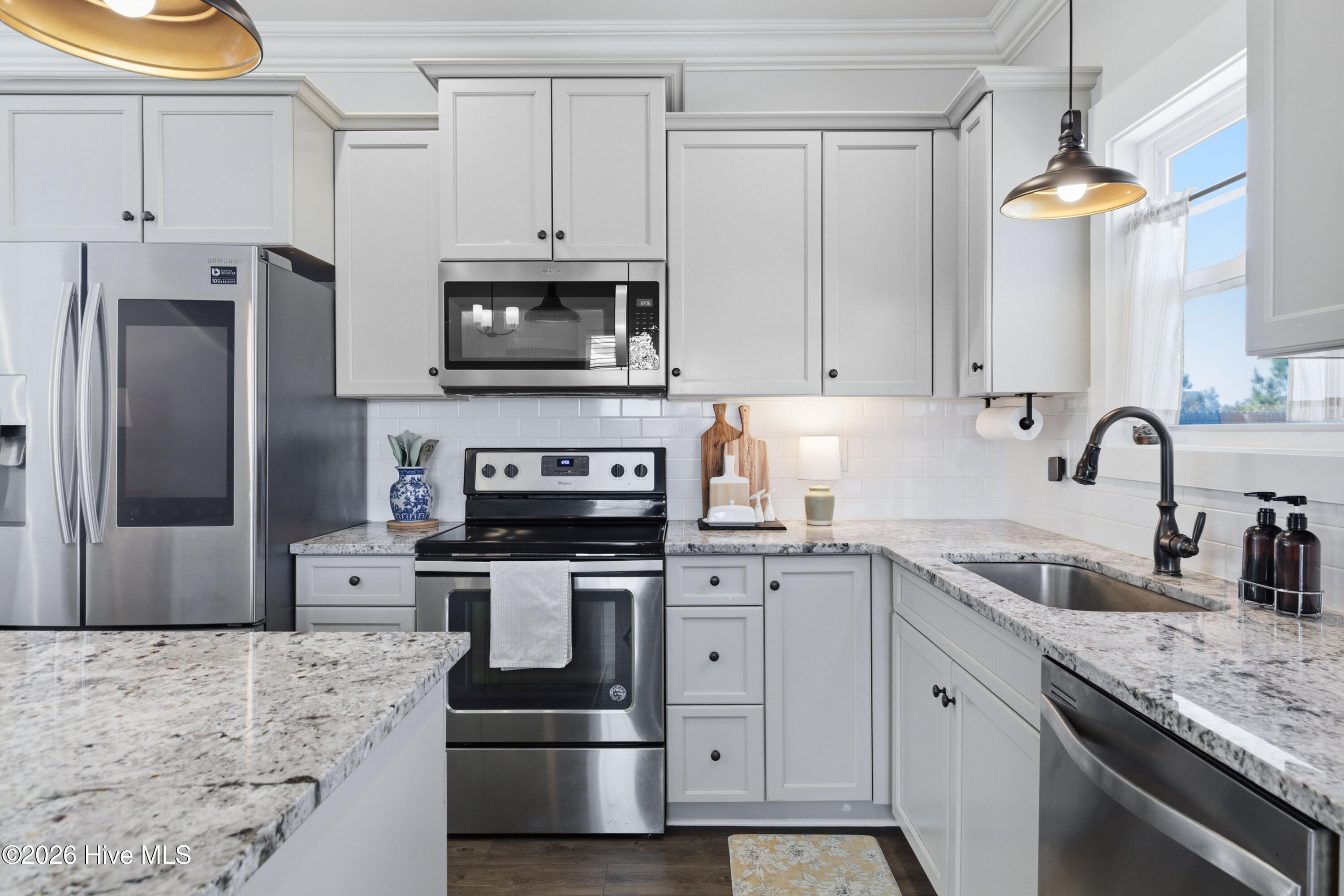 100562643 | Photo 16