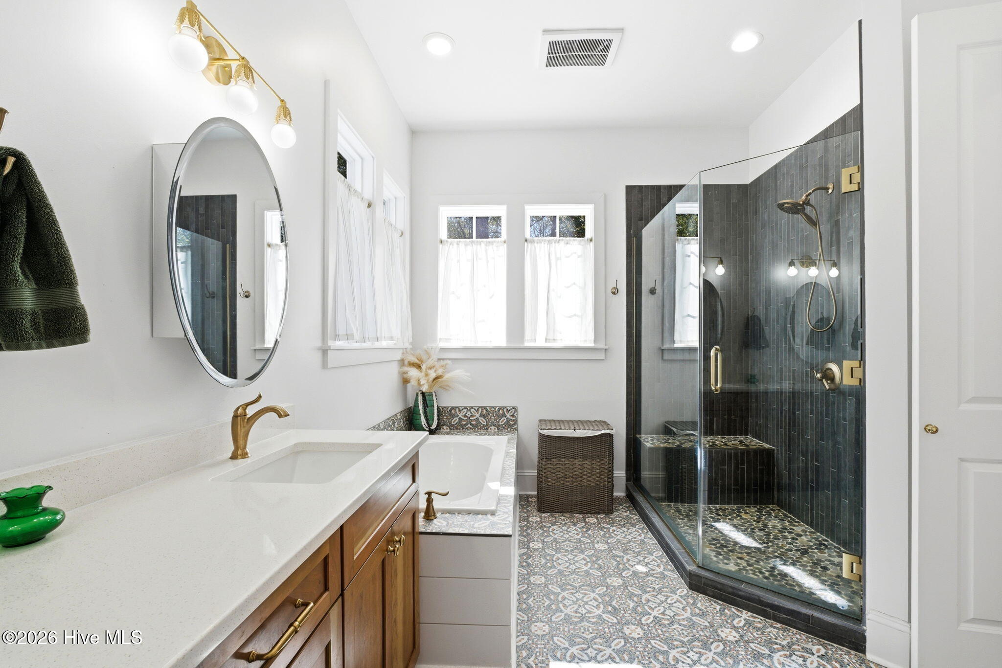 100562076 | Photo 36