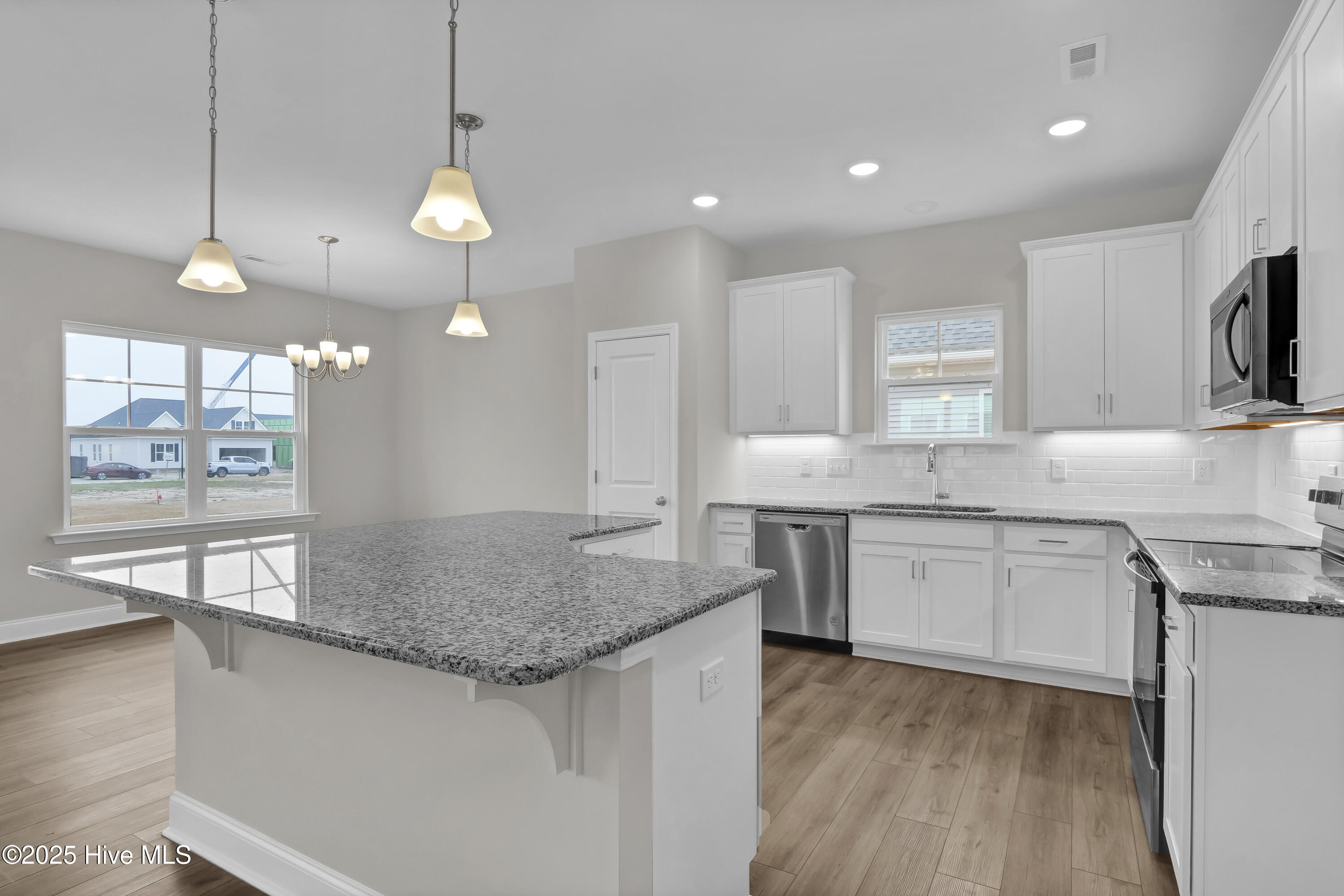 100543348 | Photo 25