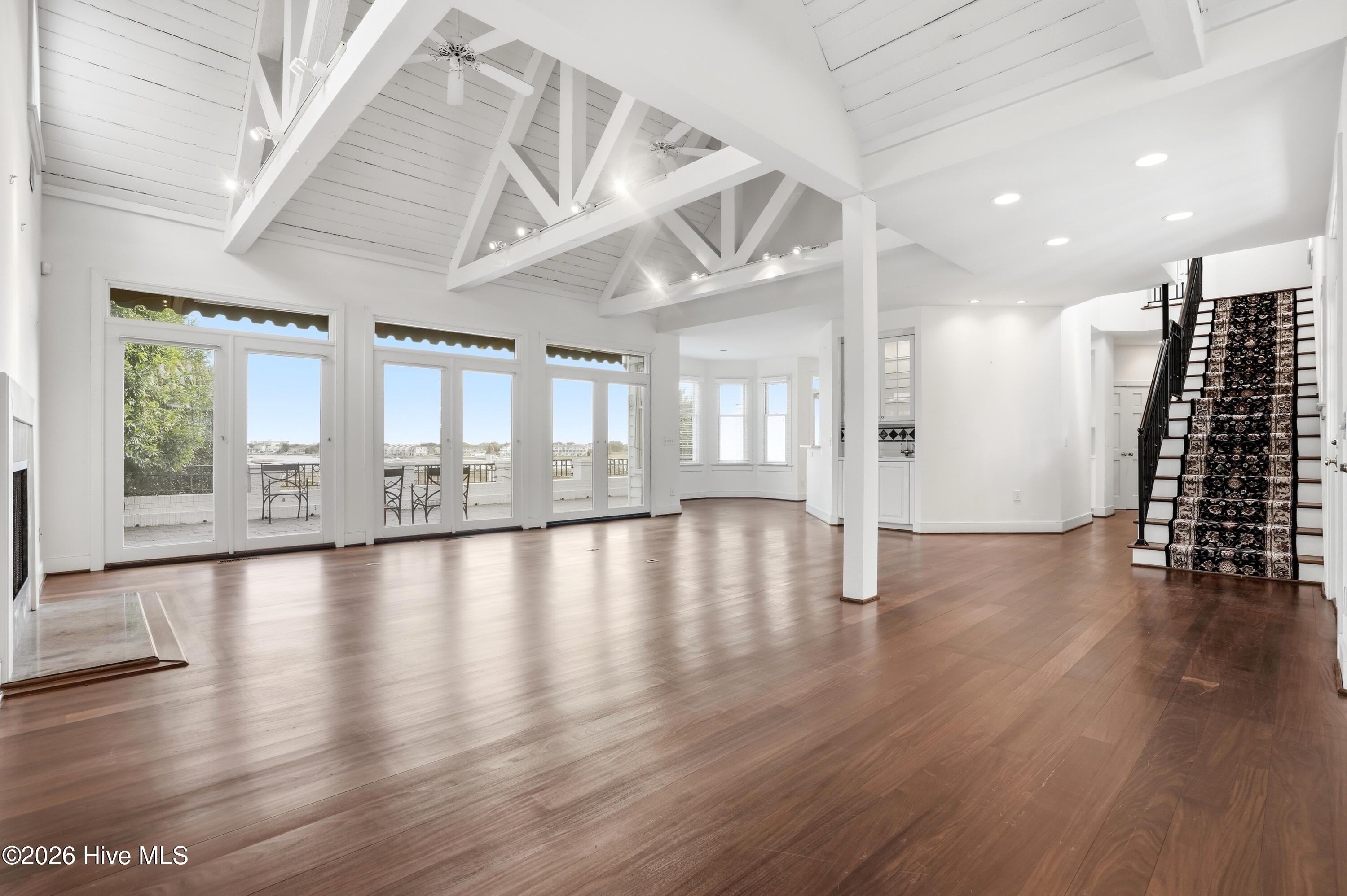 100556046 | Photo 19