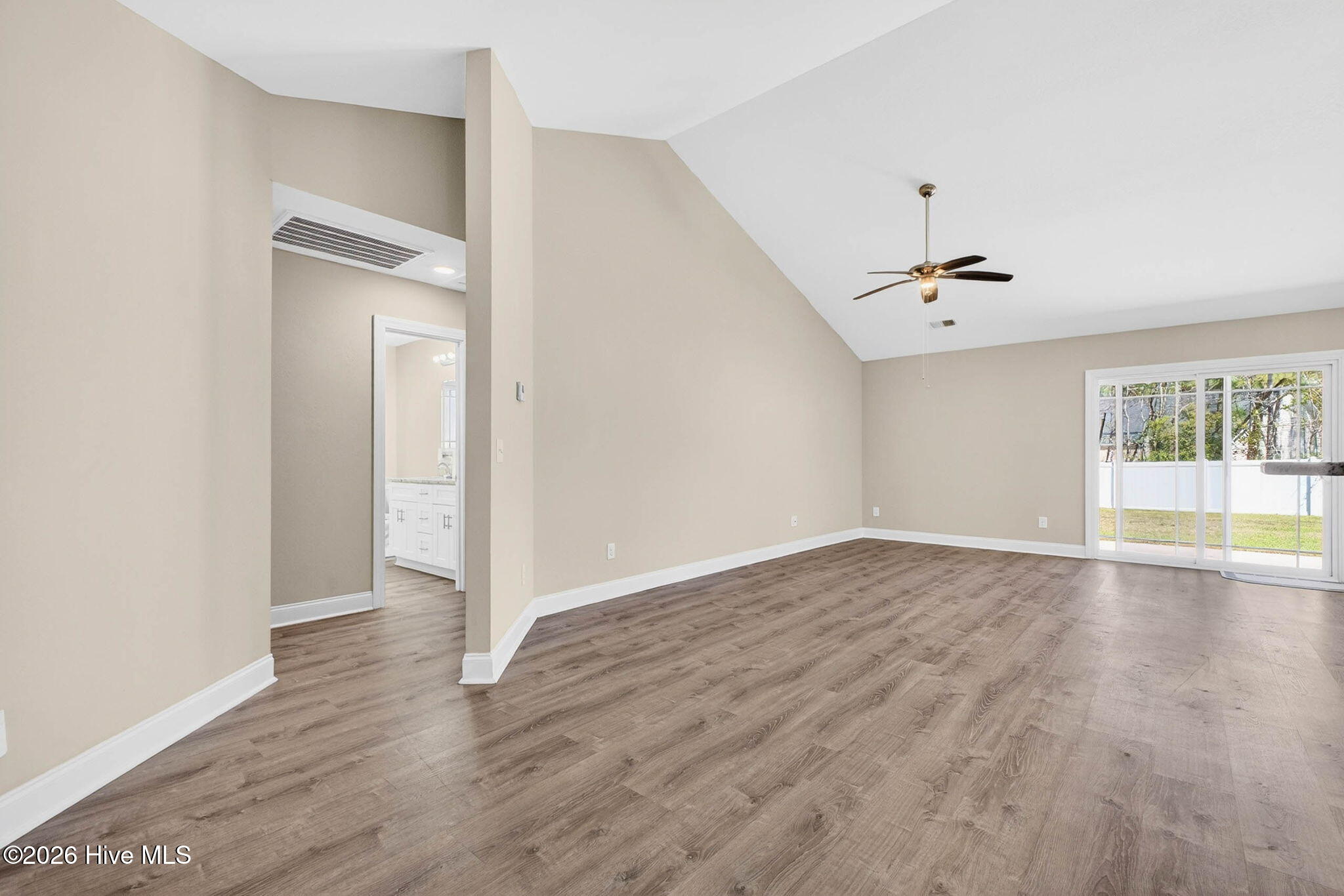 100564948 | Photo 22