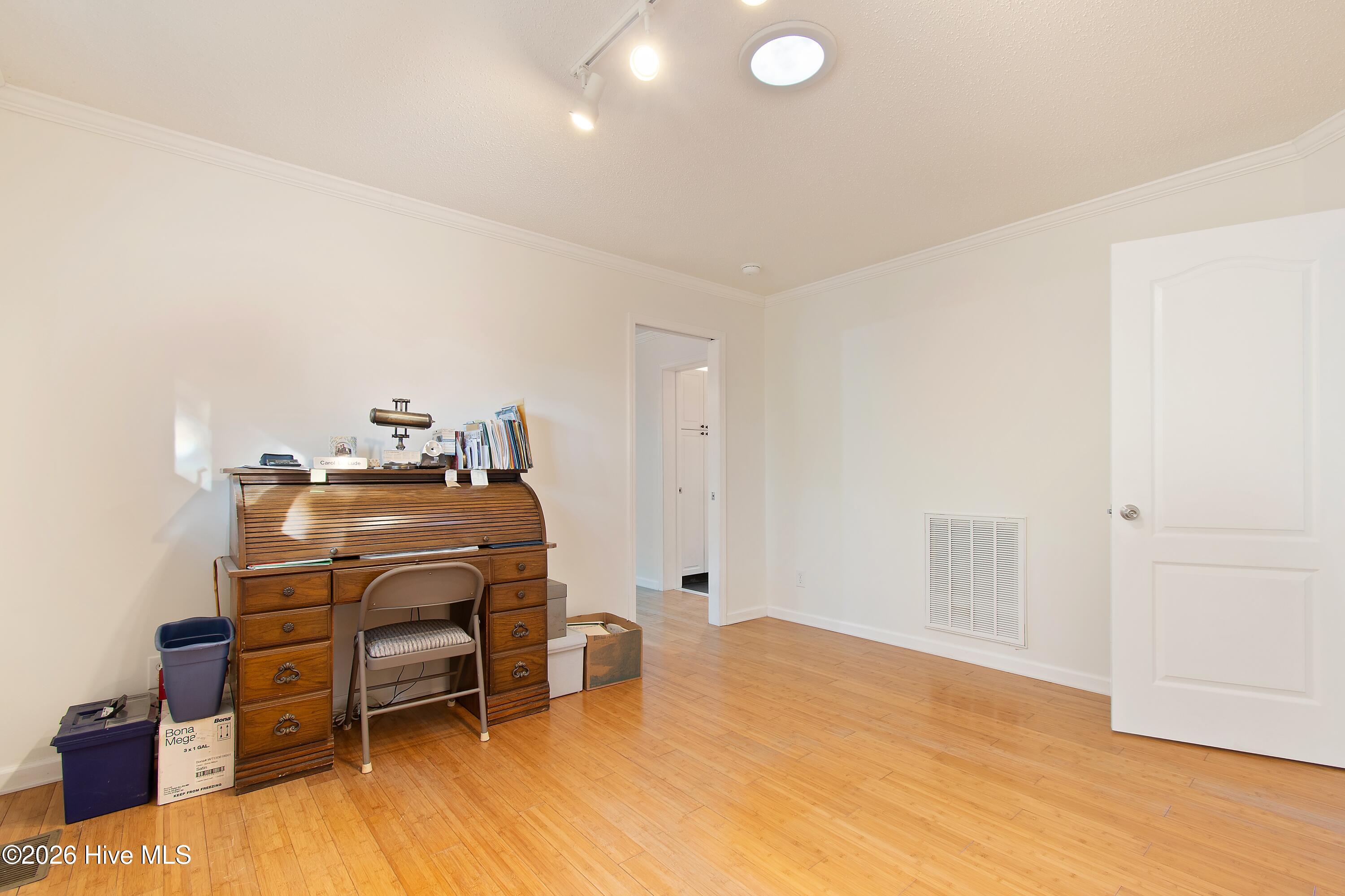 100568231 | Photo 34