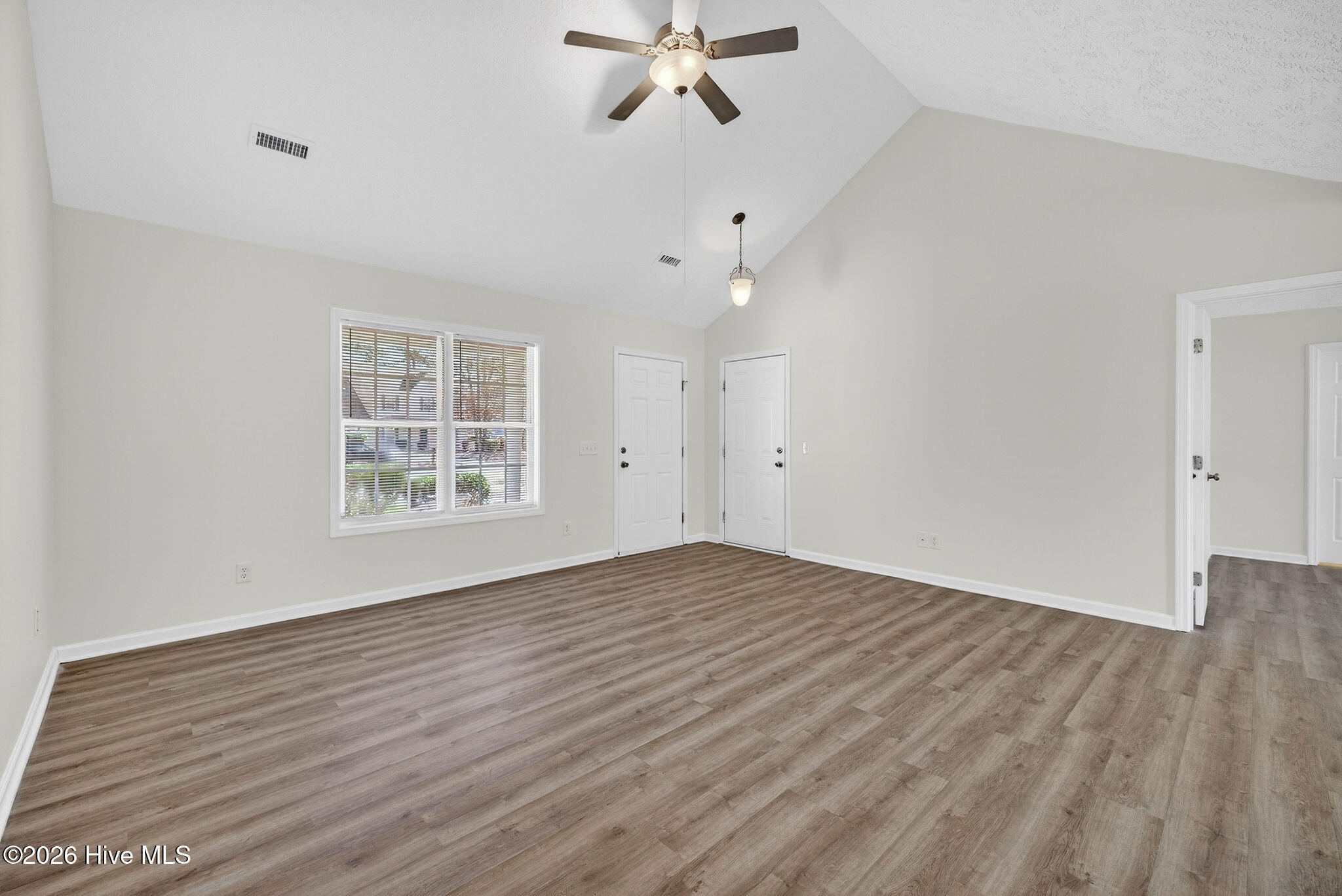 100553391 | Photo 17