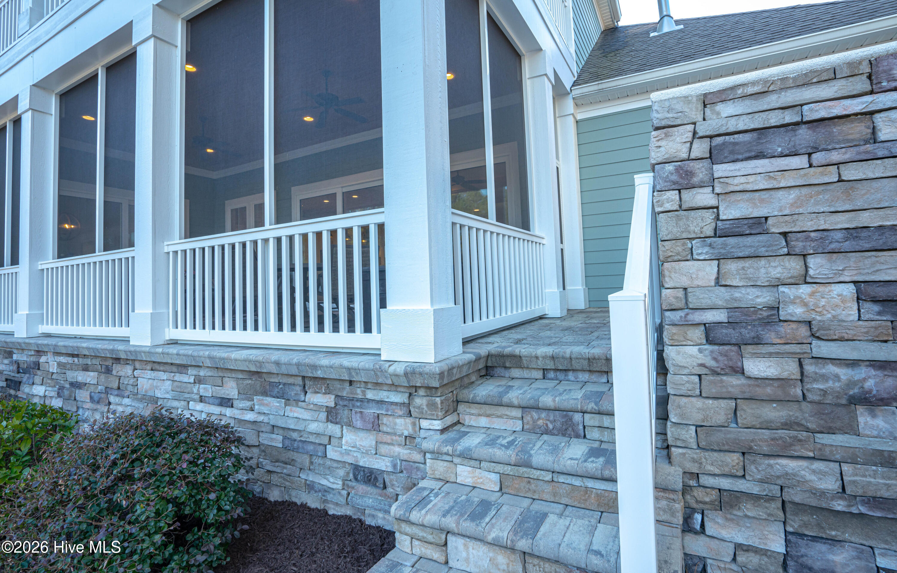 100550389 | Photo 75