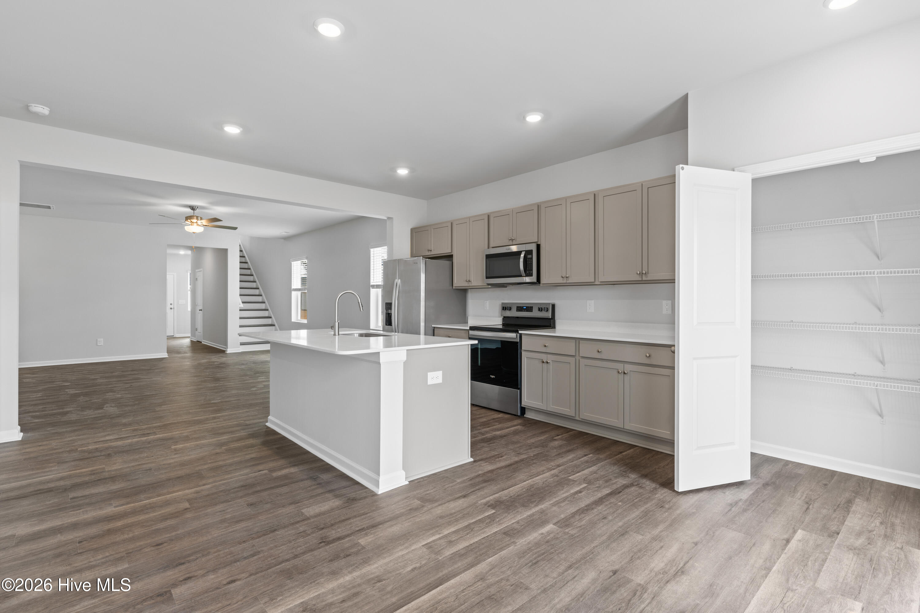 100538975 | Photo 14