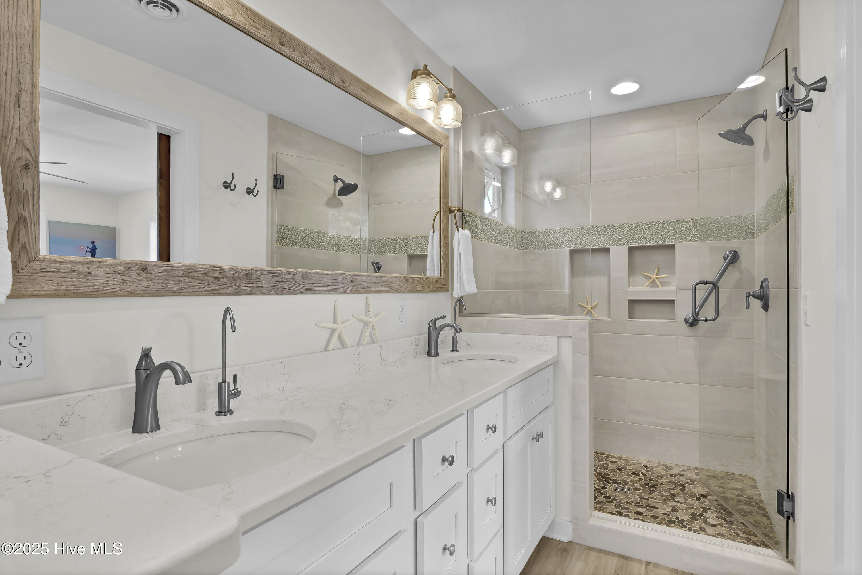 100540889 | Photo 21