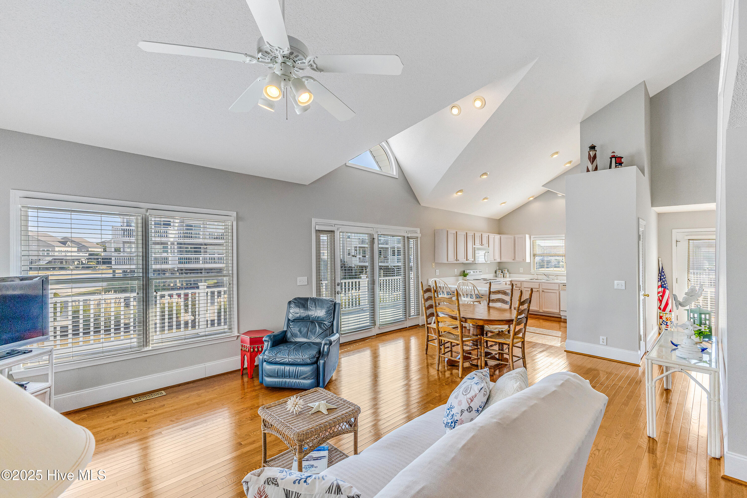 100522444 | Photo 19