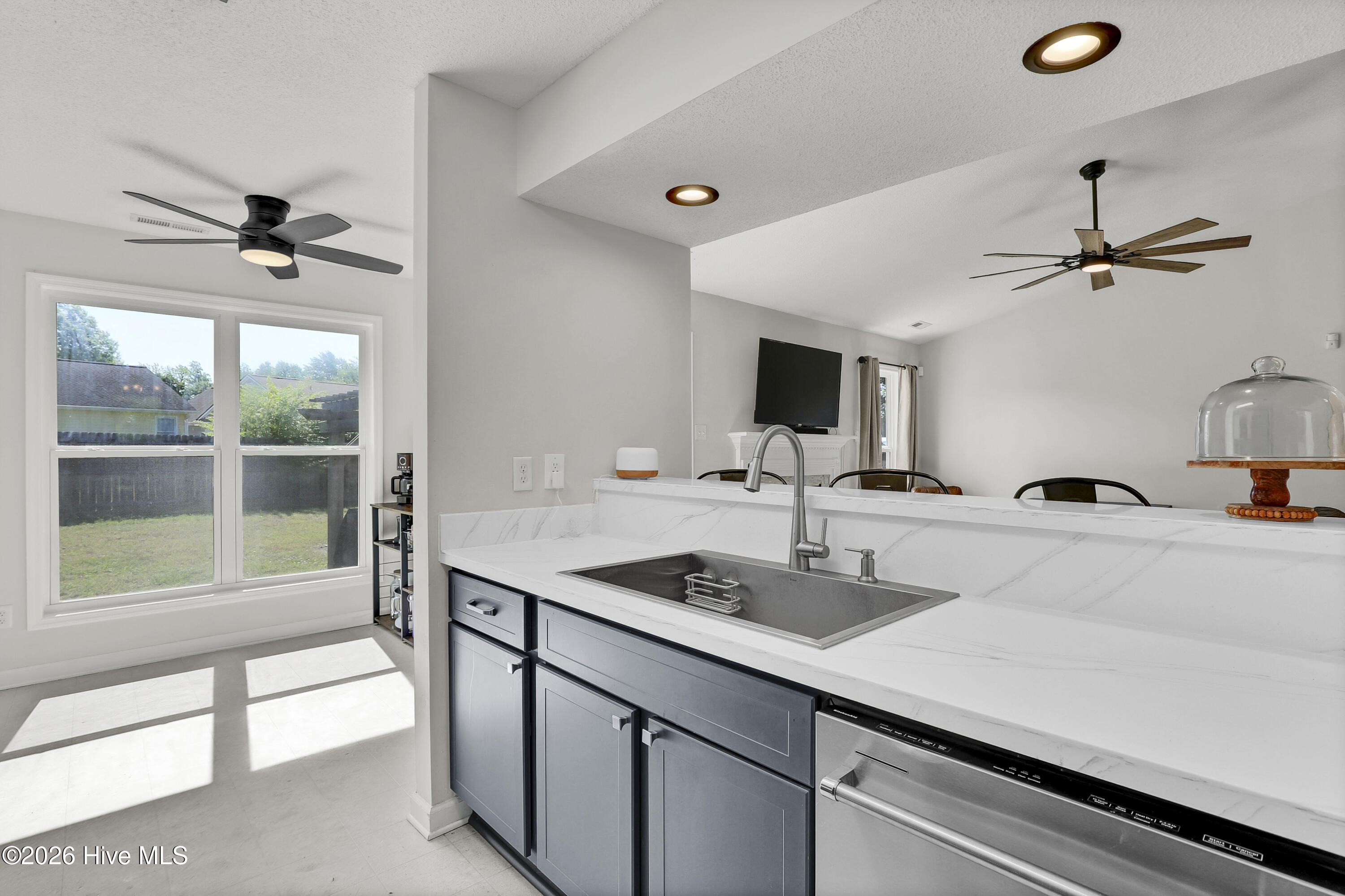 100568979 | Photo 11