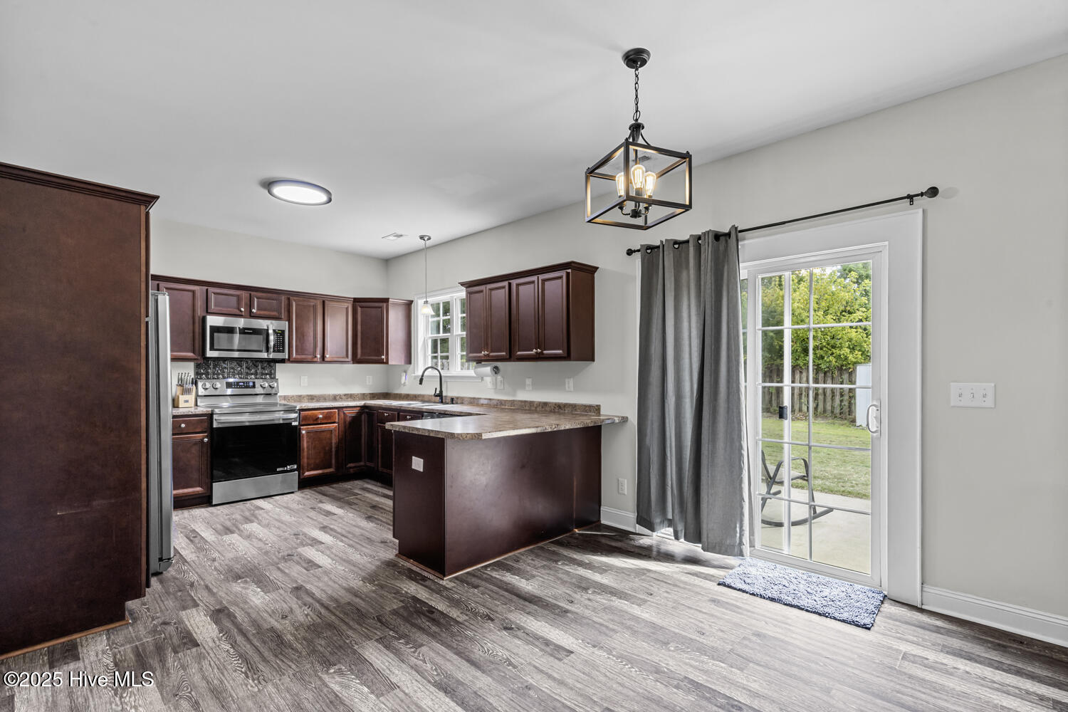 100533830 | Photo 12