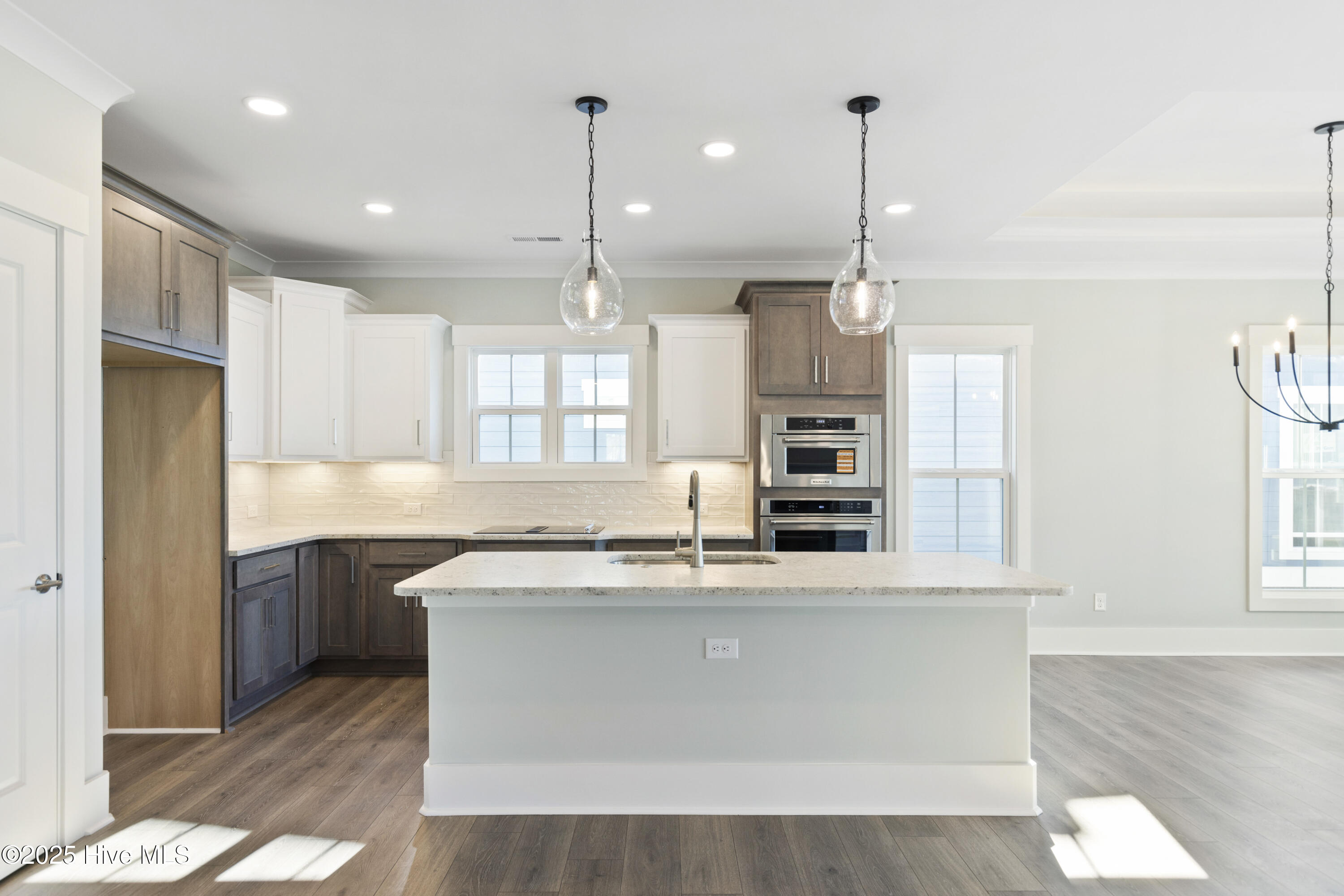 100557936 | Photo 14