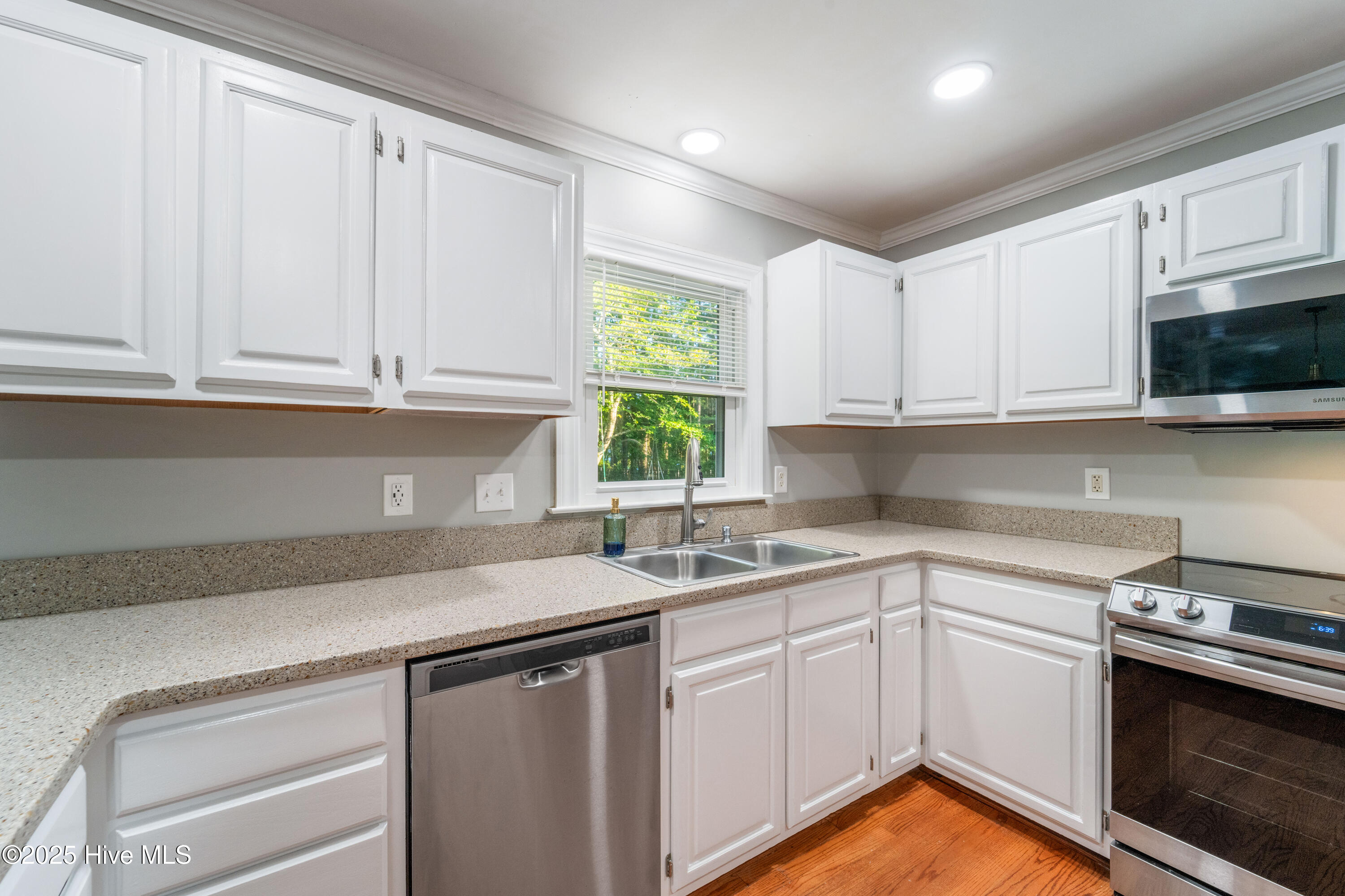 100527968 | Photo 34