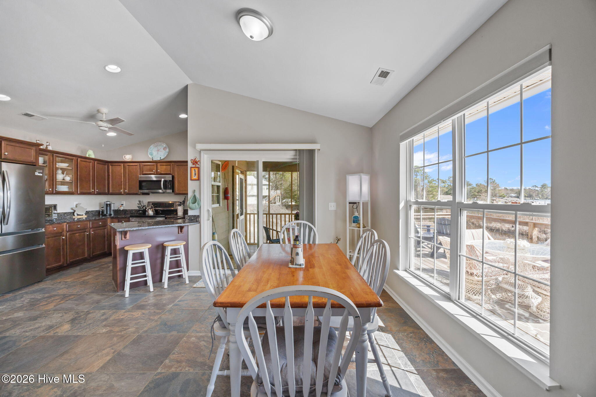 100559515 | Photo 18