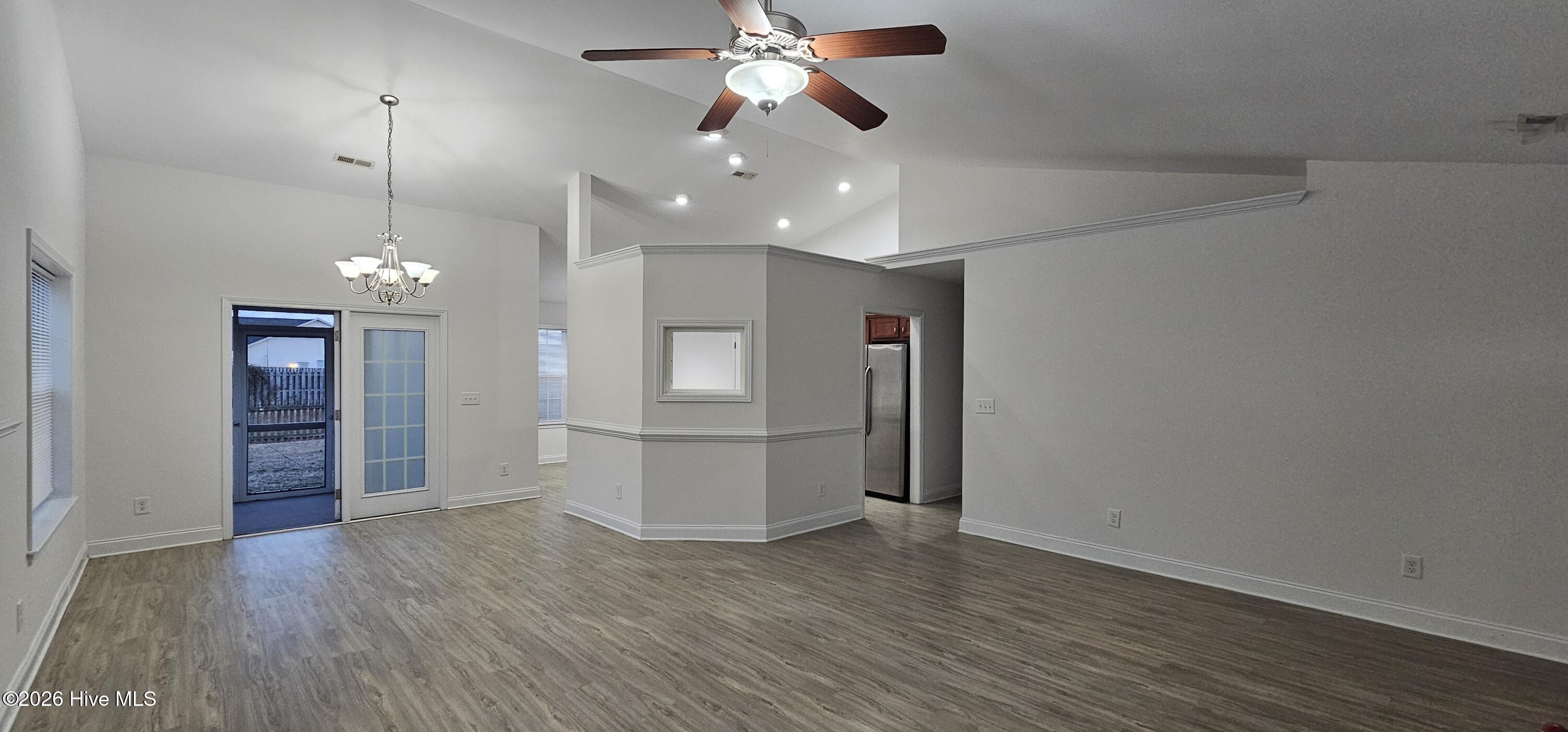 100548448 | Photo 44