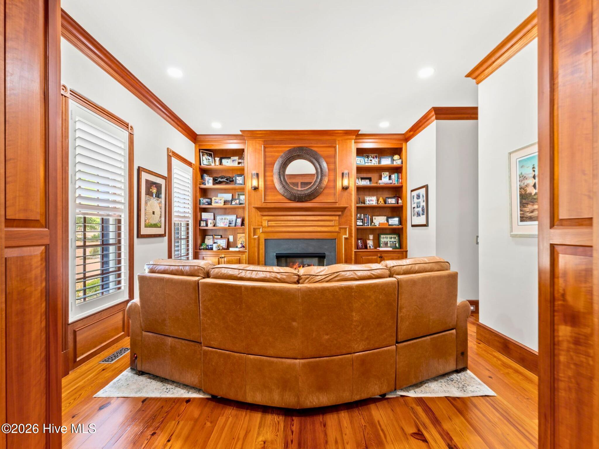 100568629 | Photo 23