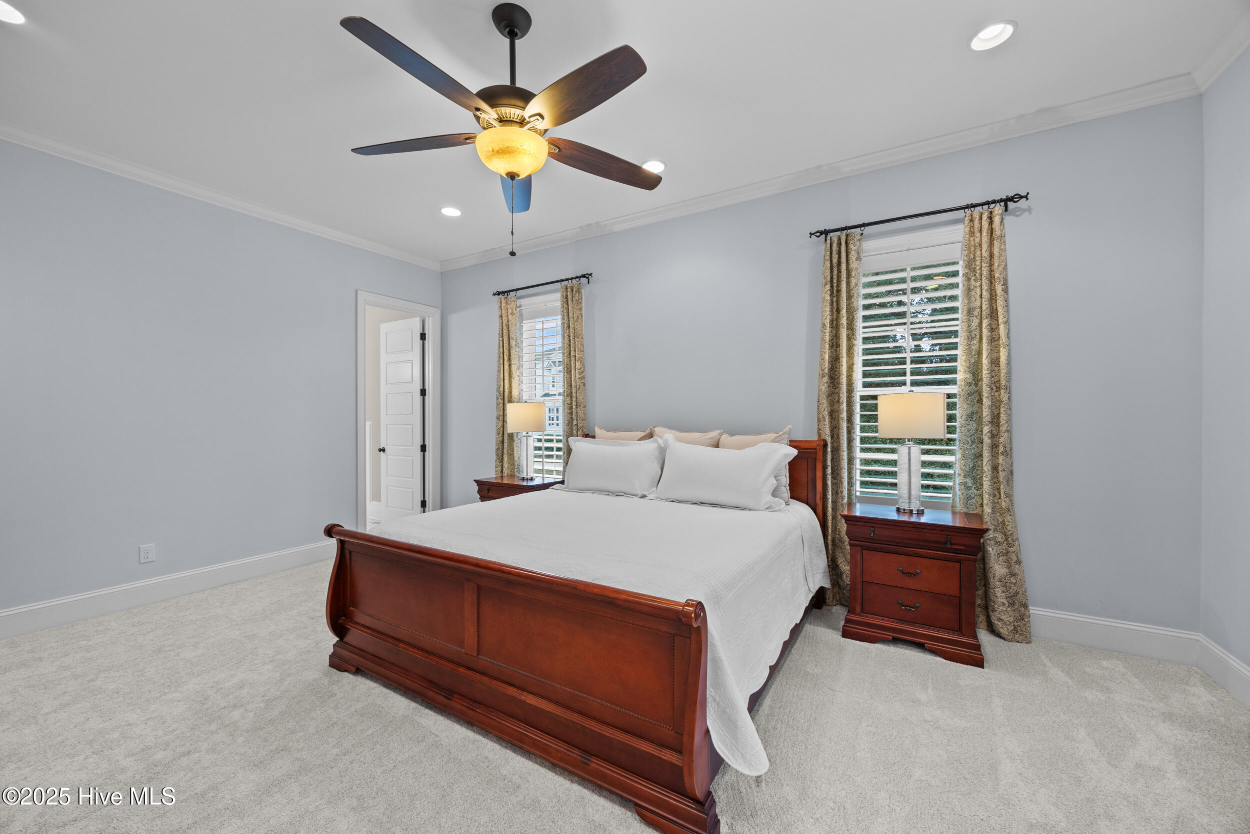 100570509 | Photo 43