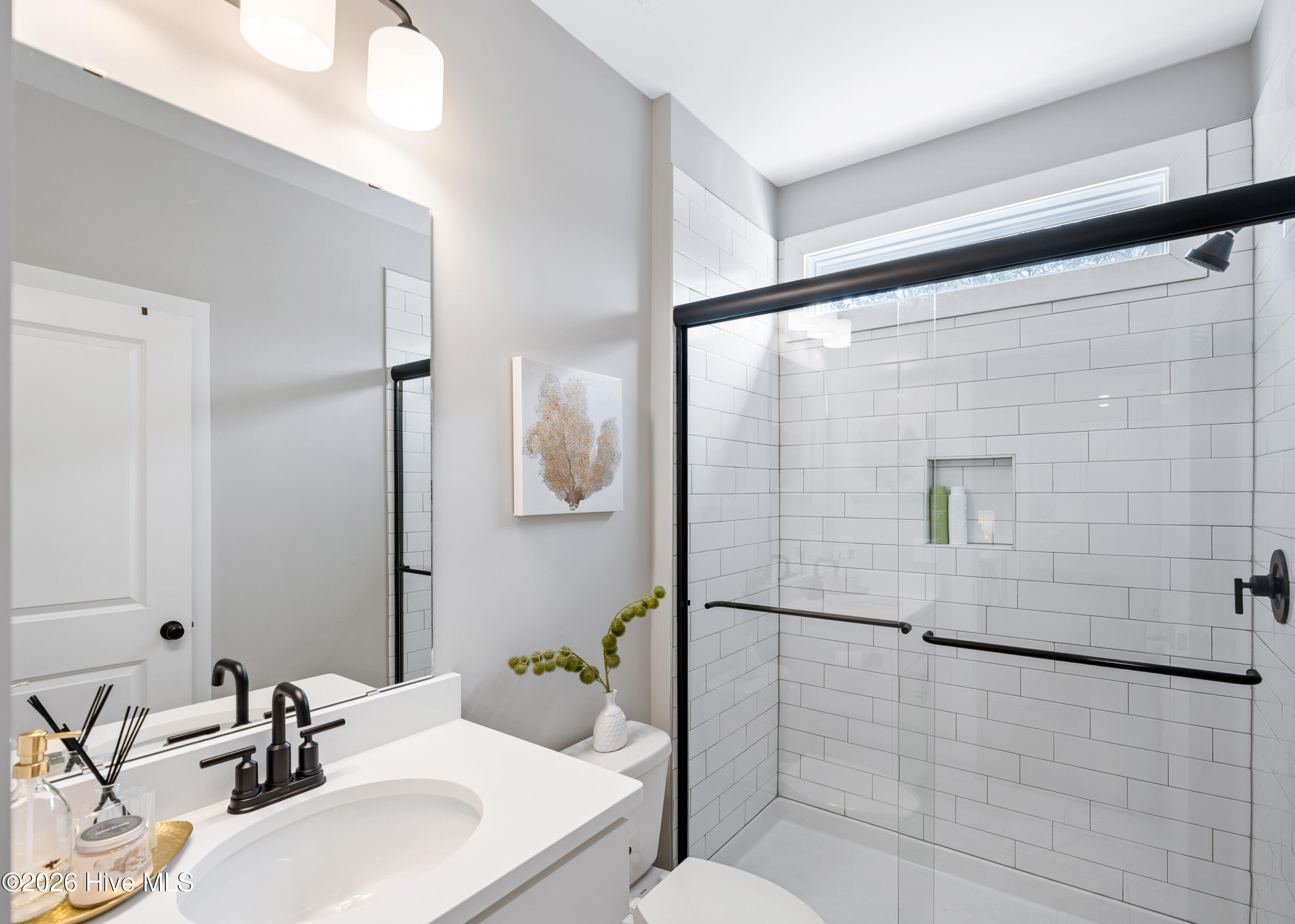 100548609 | Photo 21