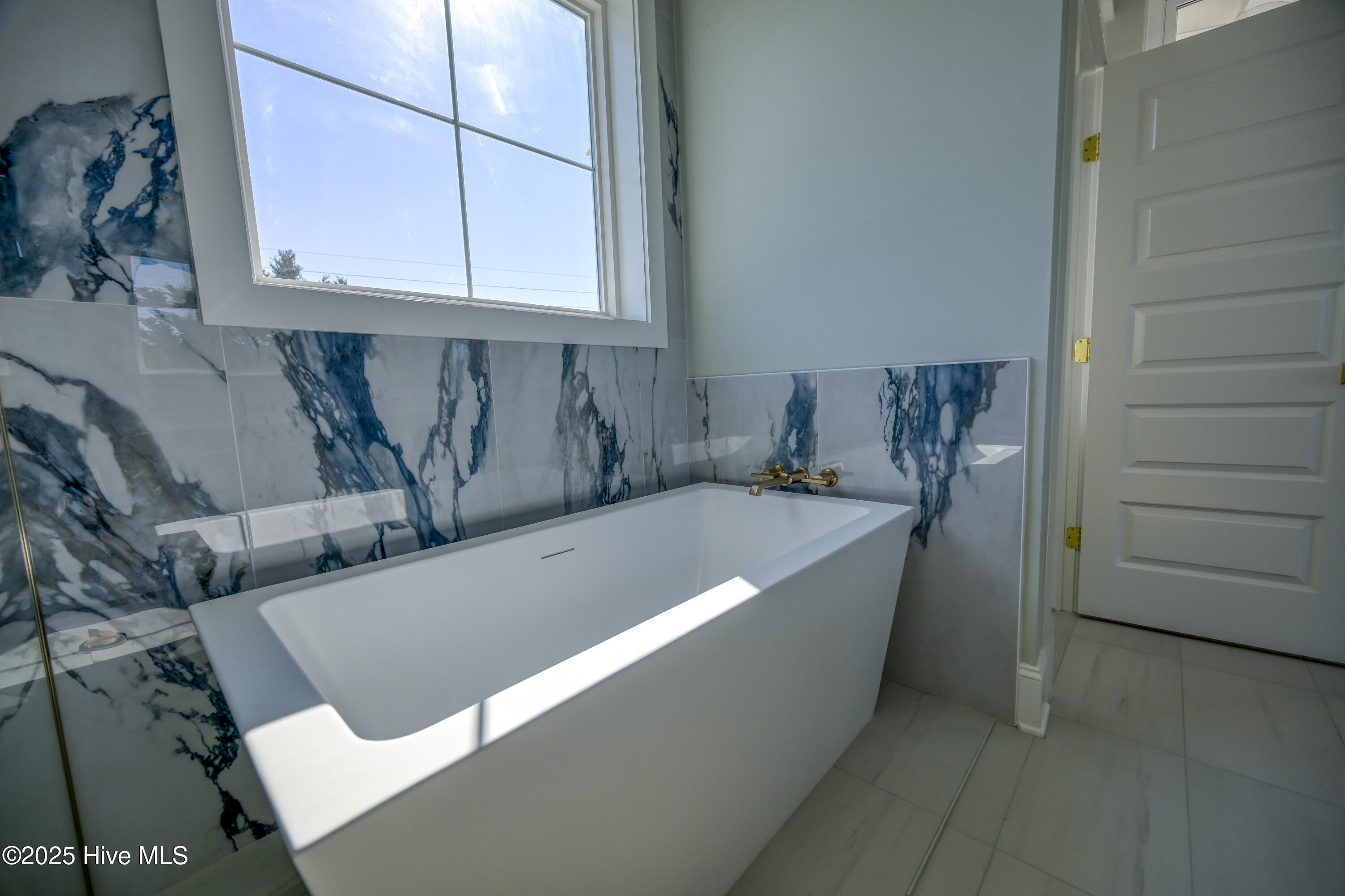 100516070 | Photo 37