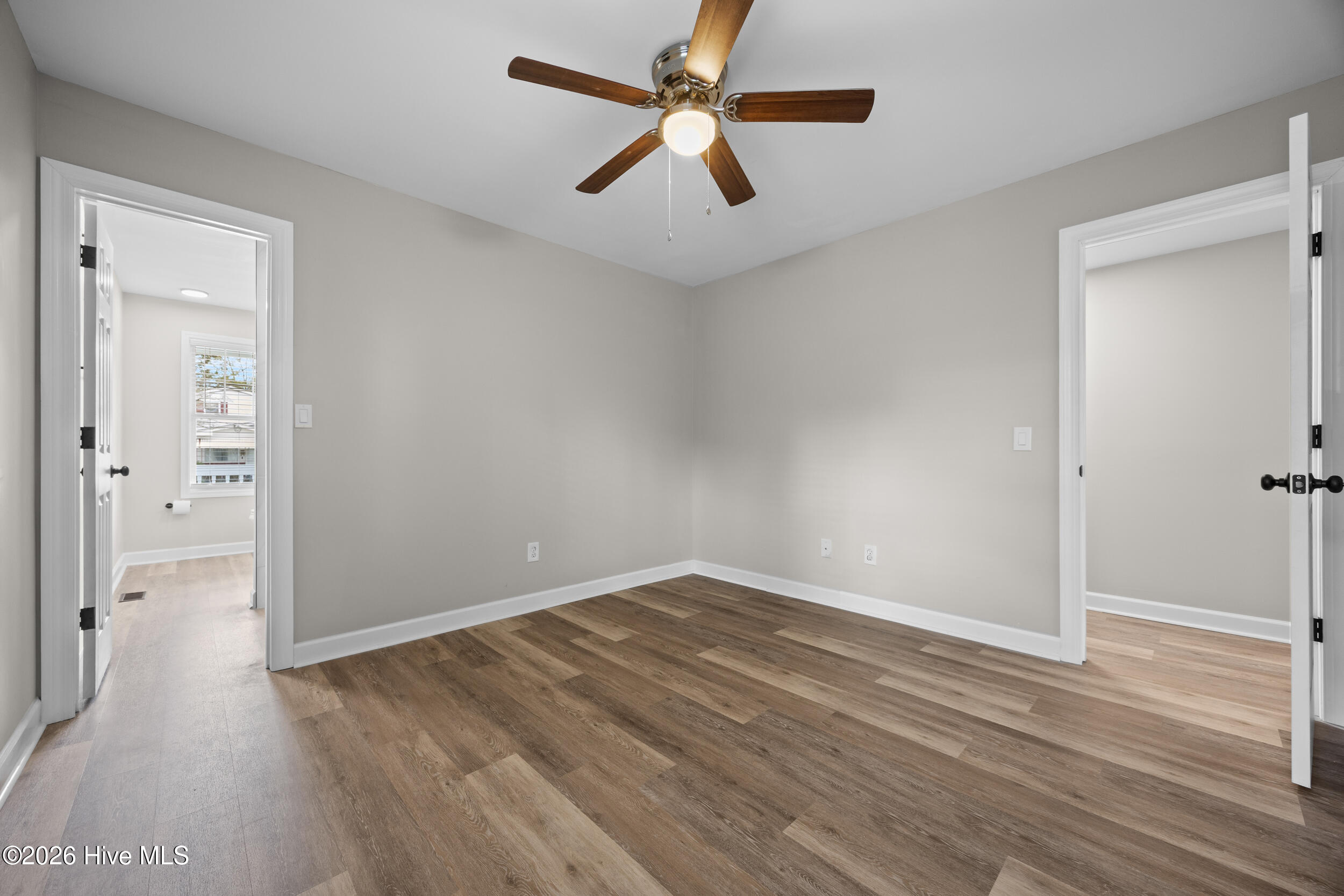 100558916 | Photo 15