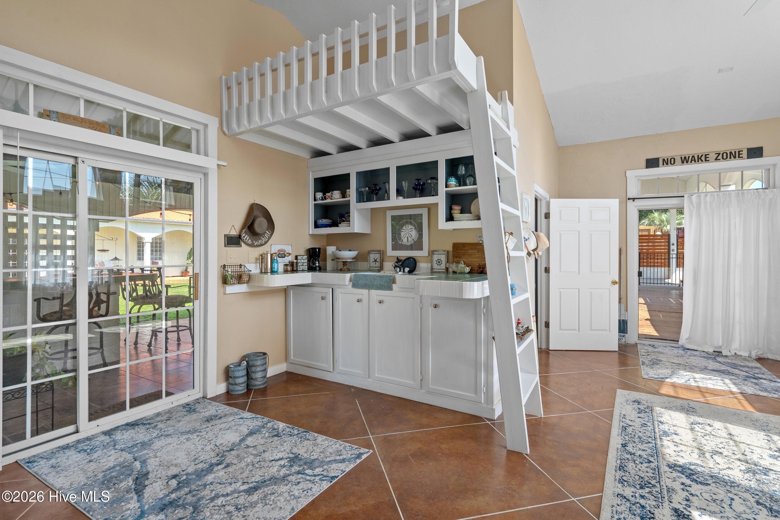 100548426 | Photo 44