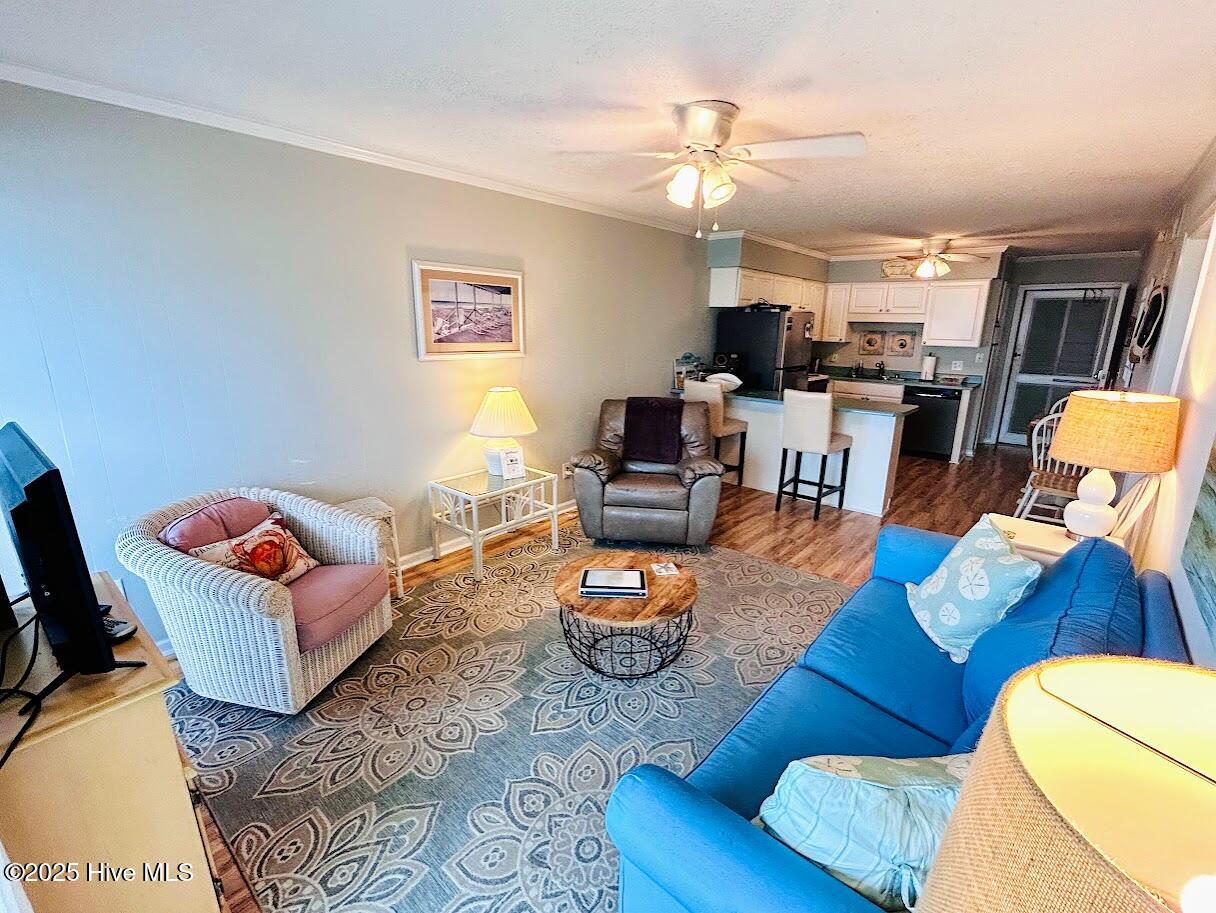 918 Carolina Beach Avenue N 2b, Carolina Beach, NC 28428 – photo 12: 918 CB Ave N 2B livkit