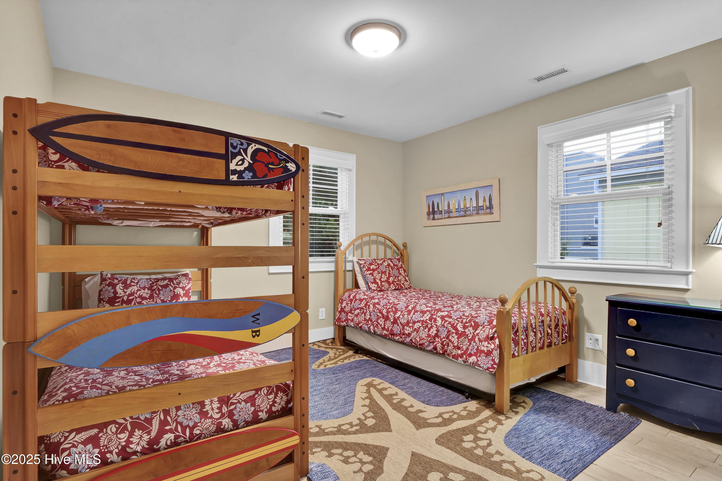 100525301 | Photo 16