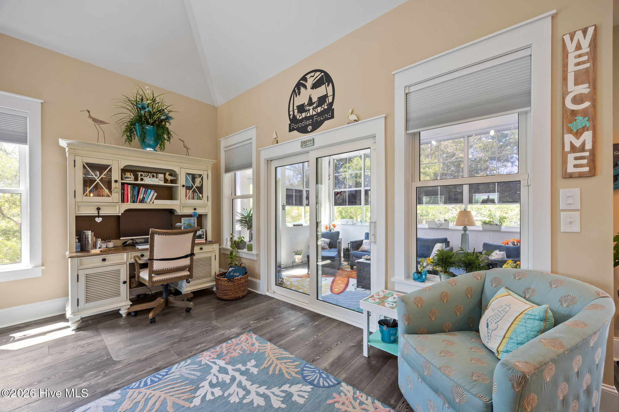 100567463 | Photo 19