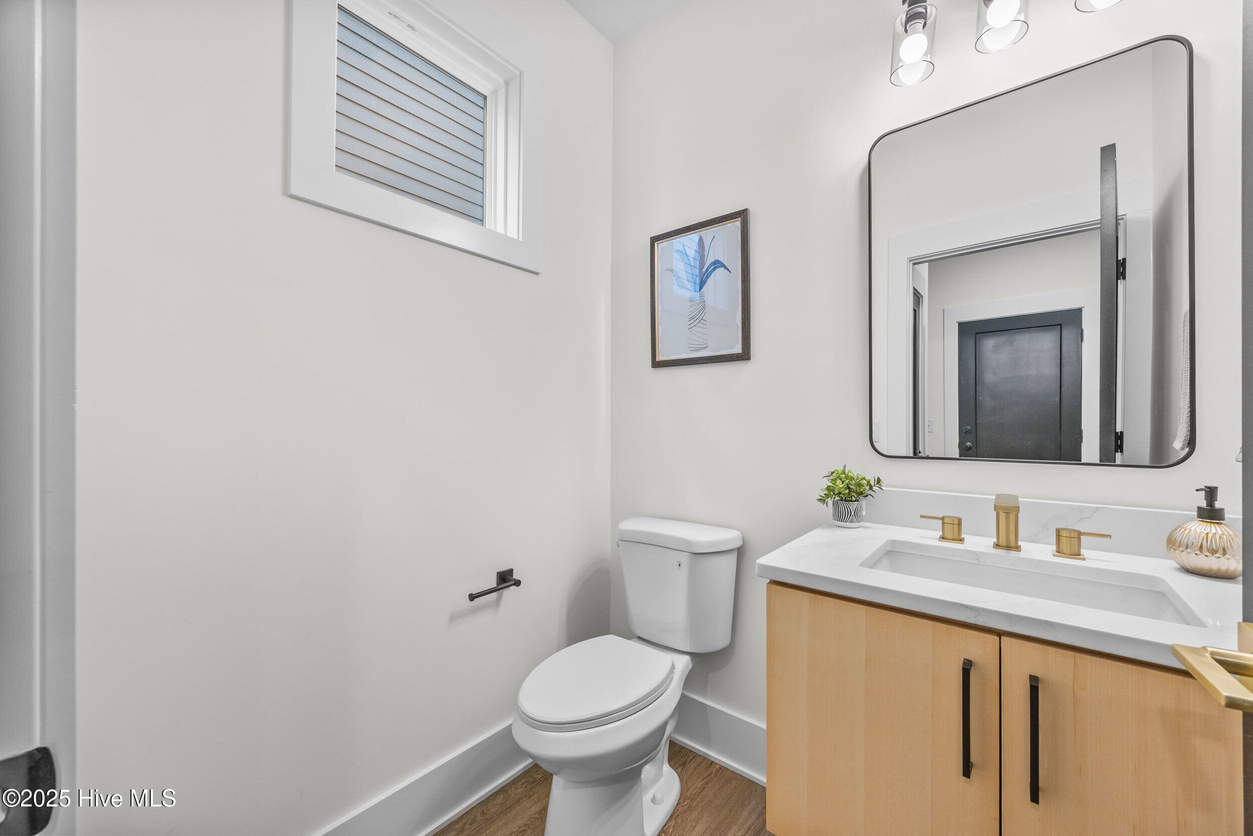 100557890 | Photo 18