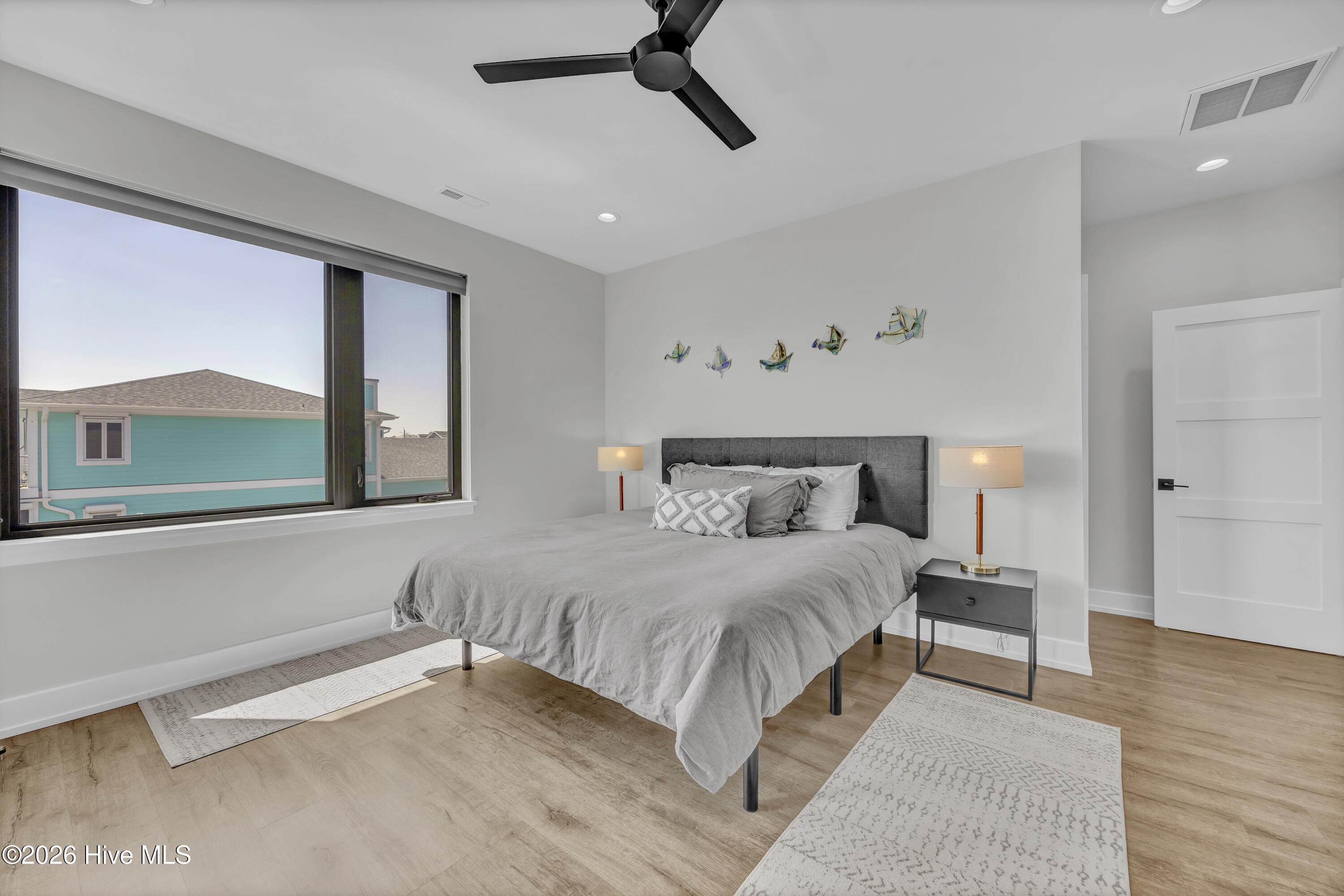 100565280 | Photo 24