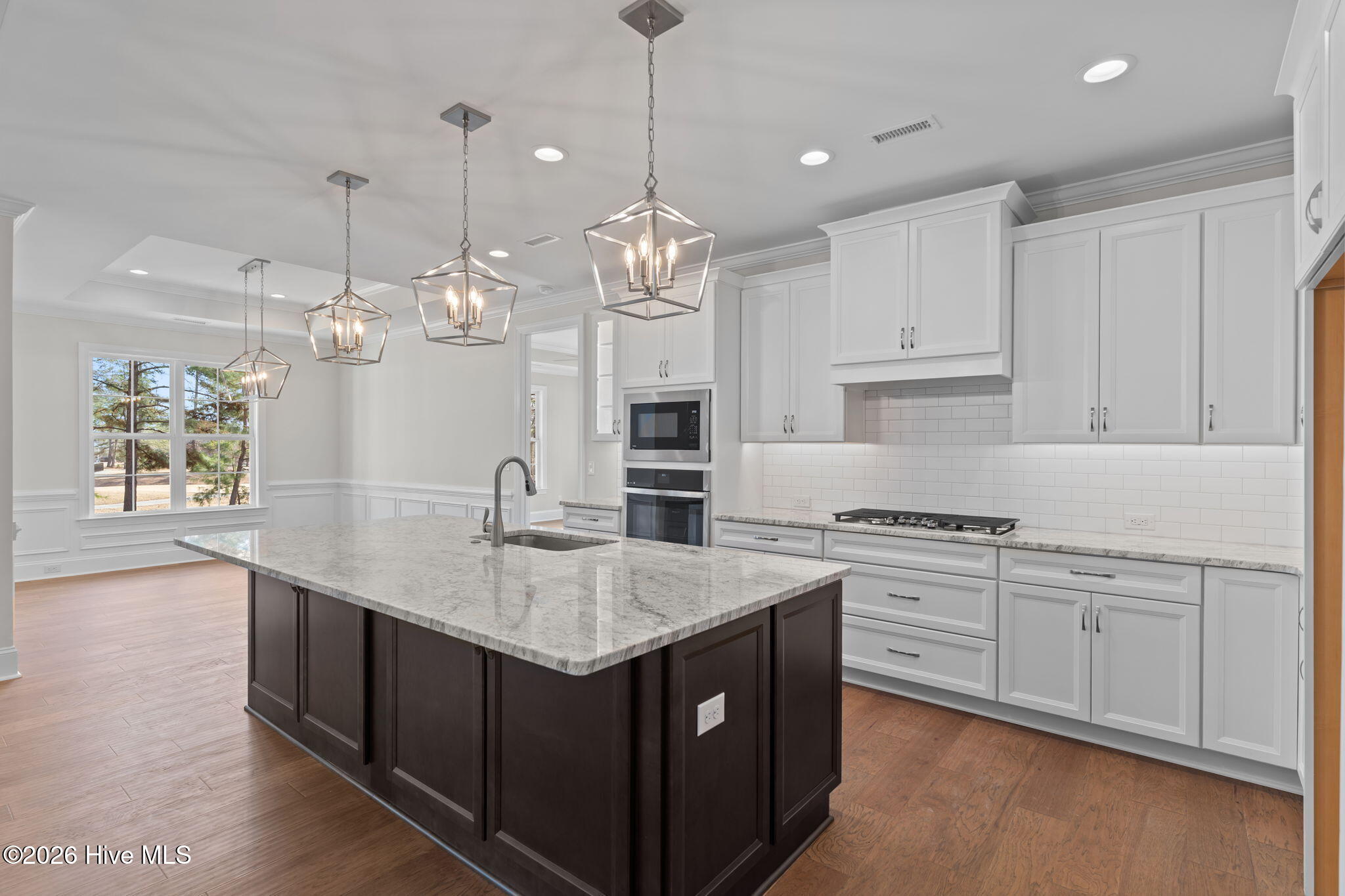 100561847 | Photo 11