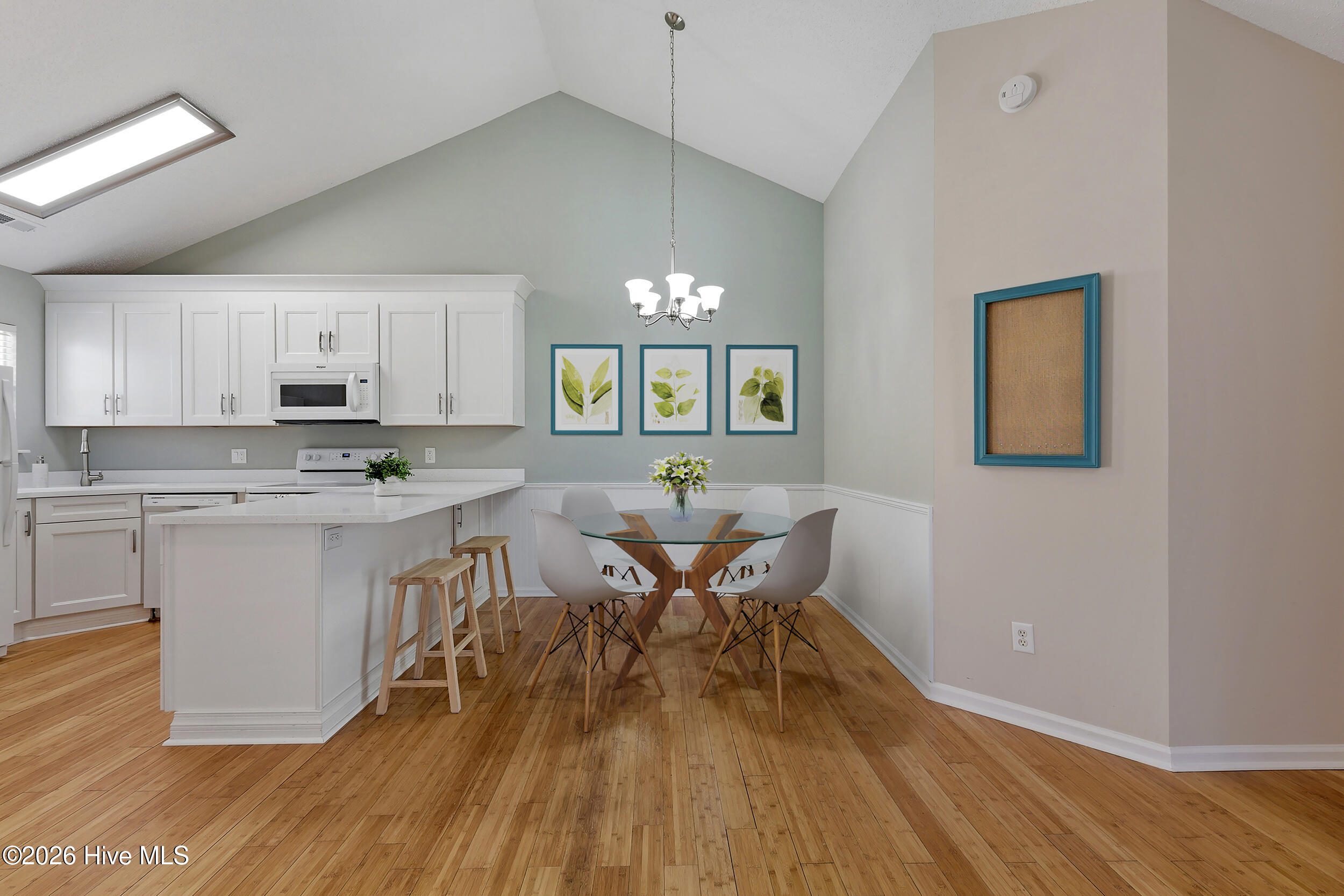 100560025 | Photo 10