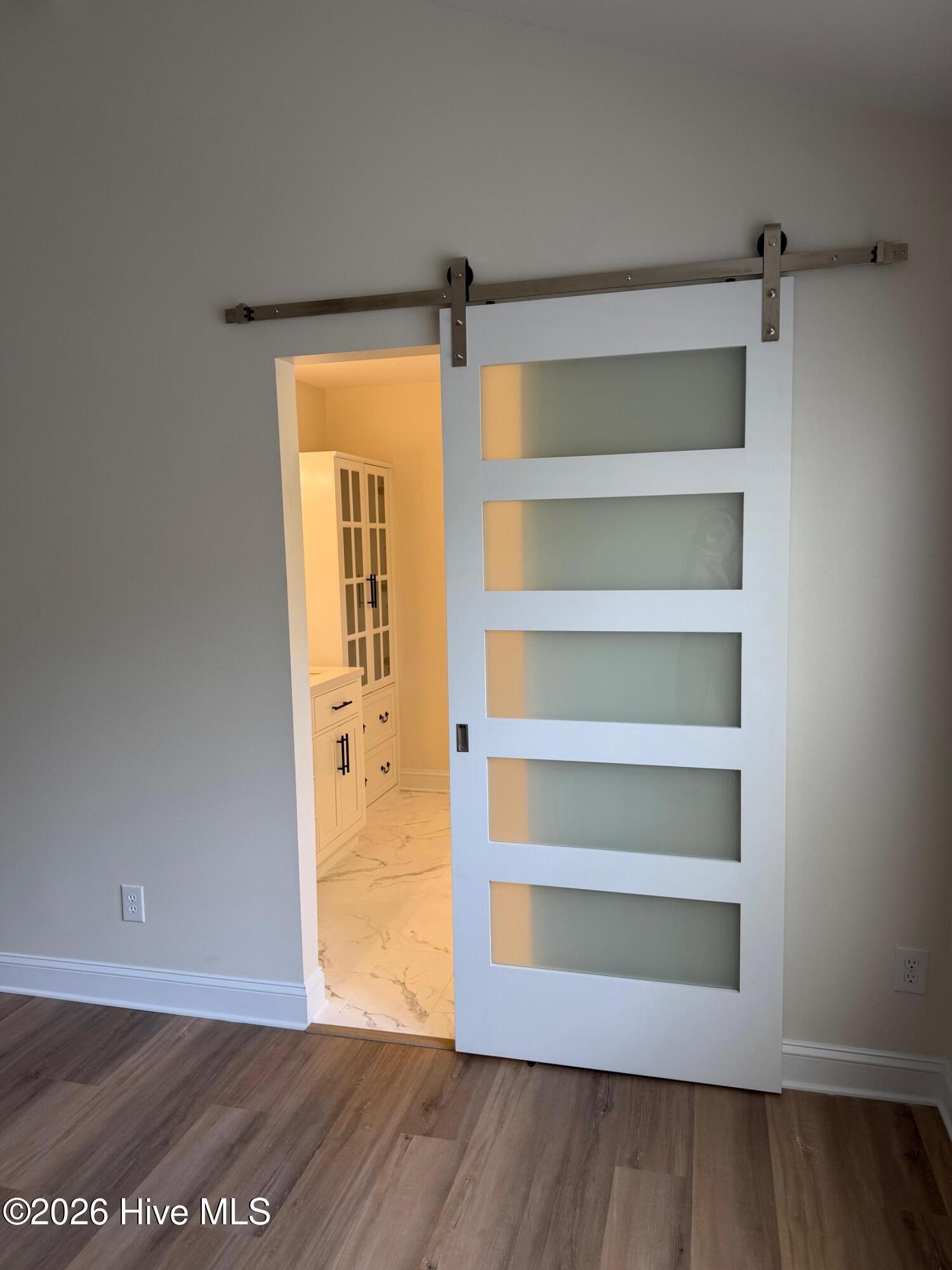 100568177 | Photo 49