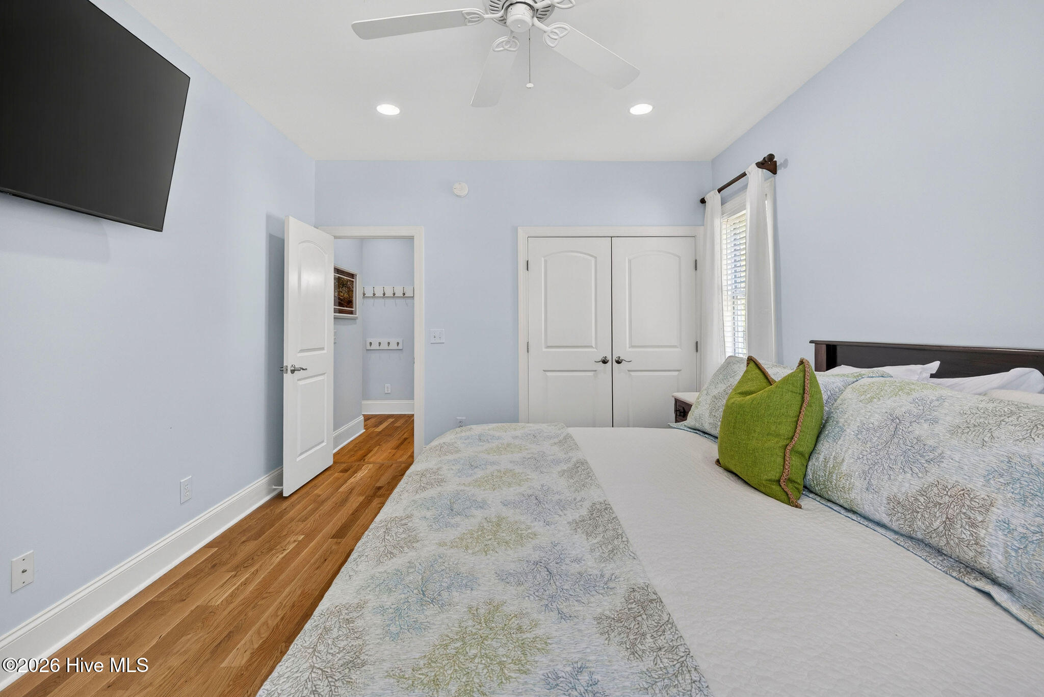 100570117 | Photo 32