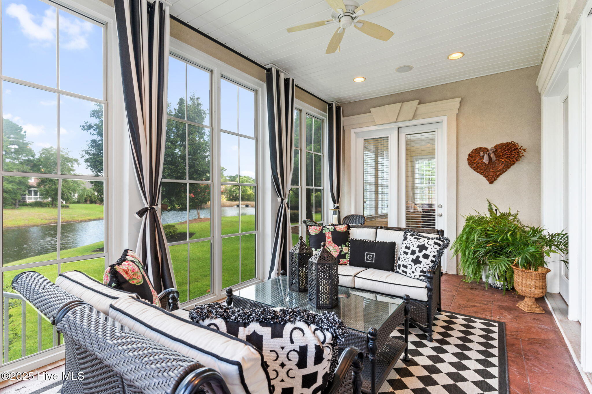 100518405 | Photo 27