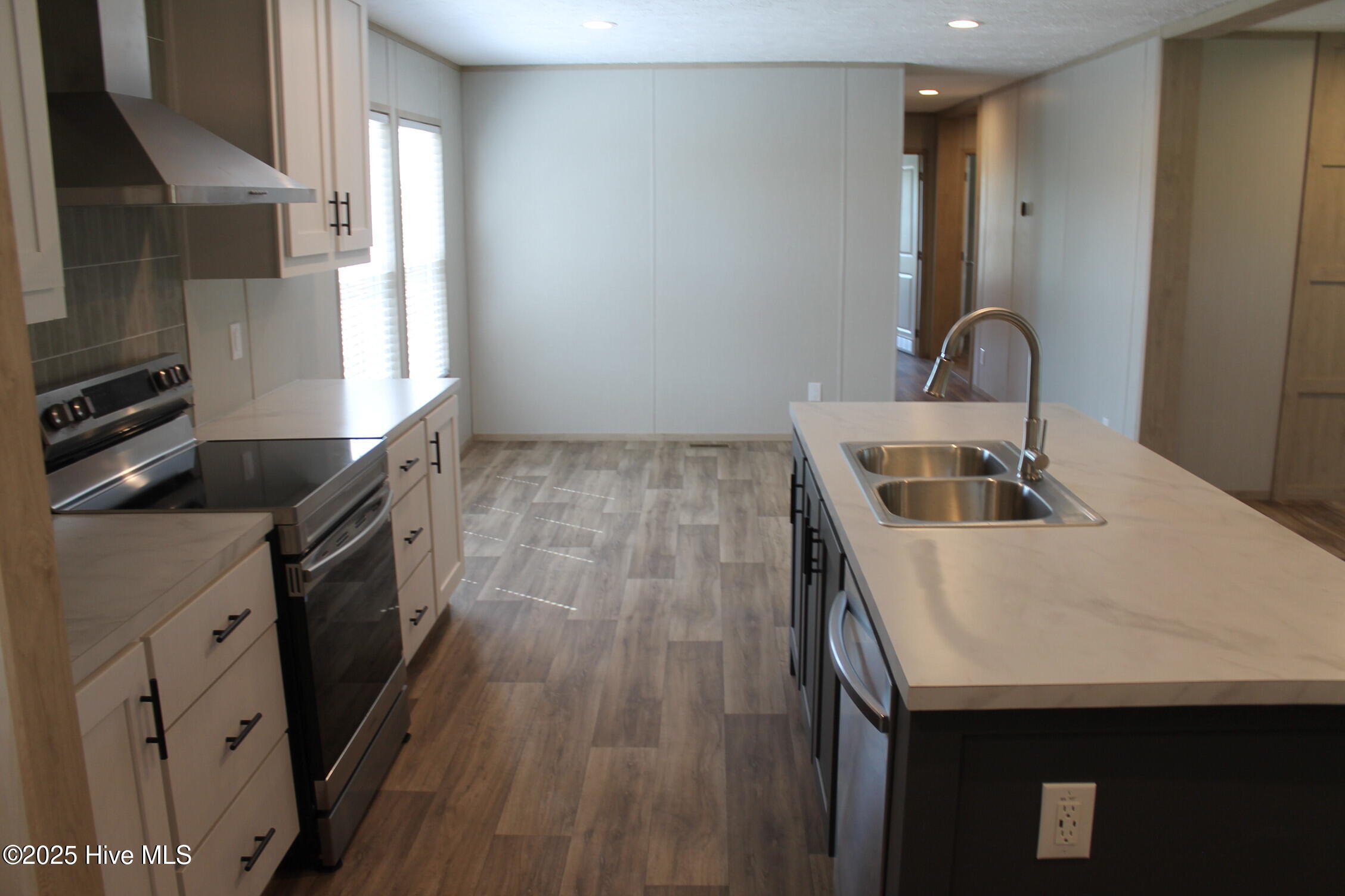 100528403 | Photo 26