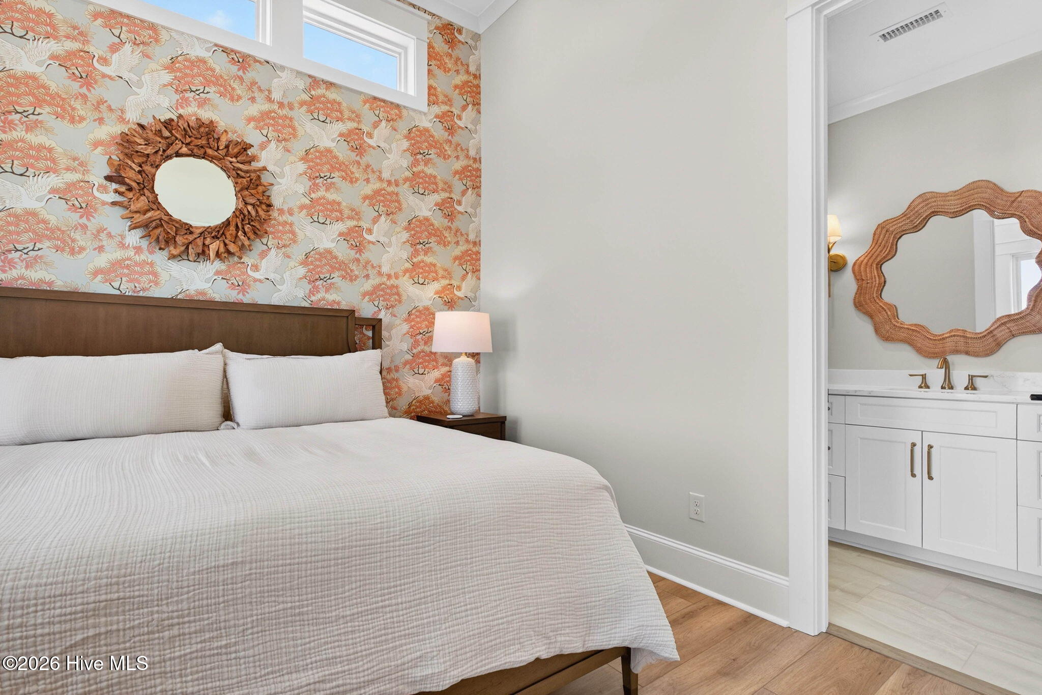 100570262 | Photo 25