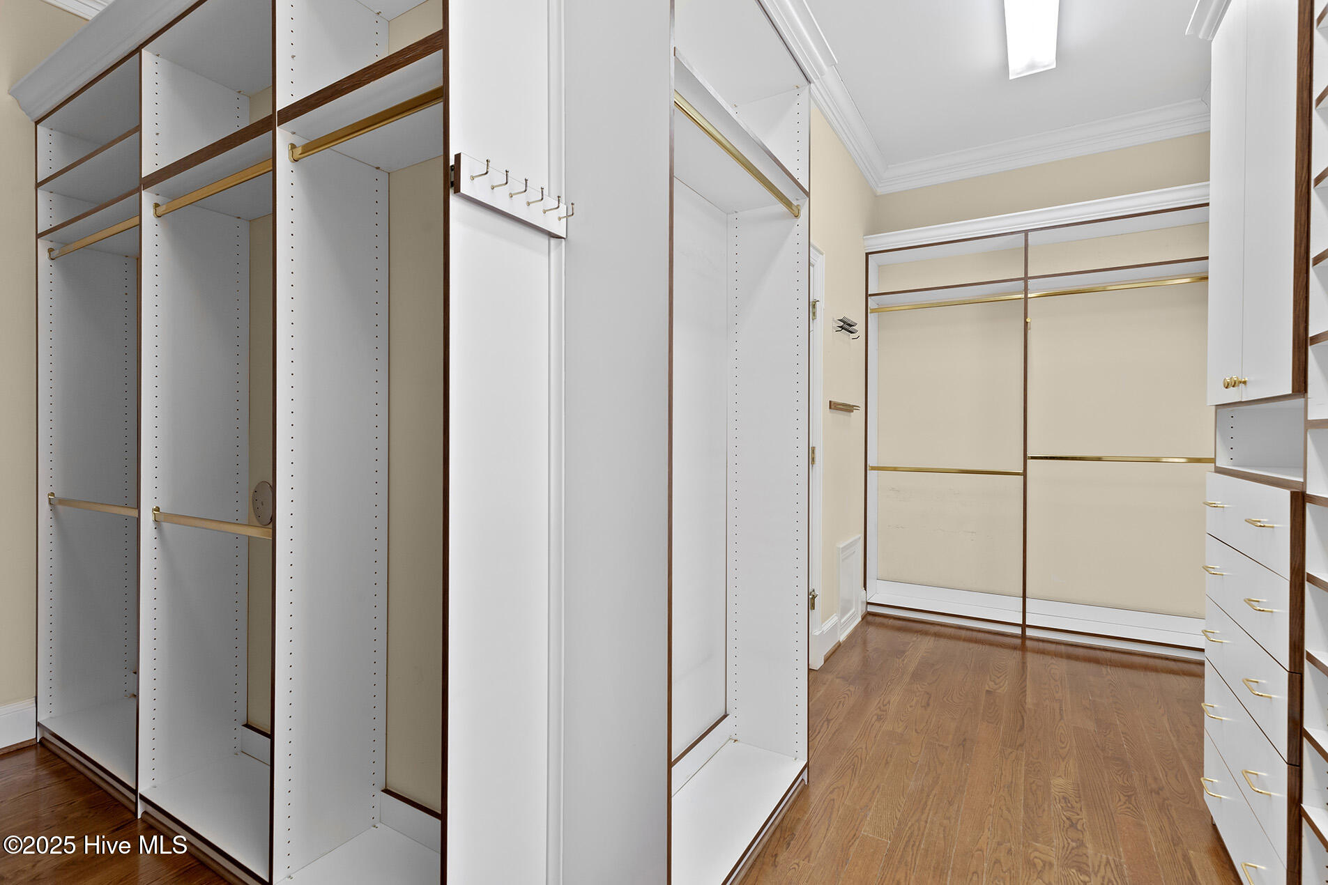 100545737 | Photo 46