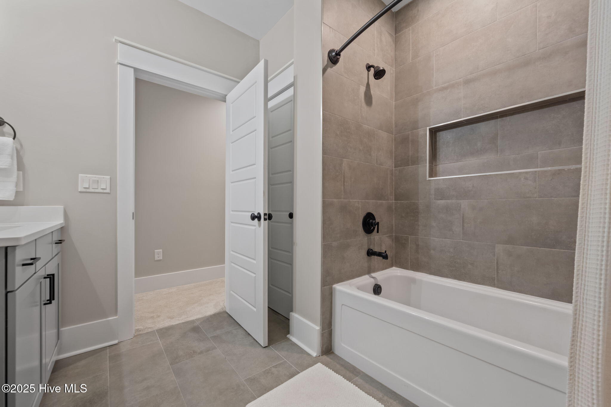 100535671 | Photo 31