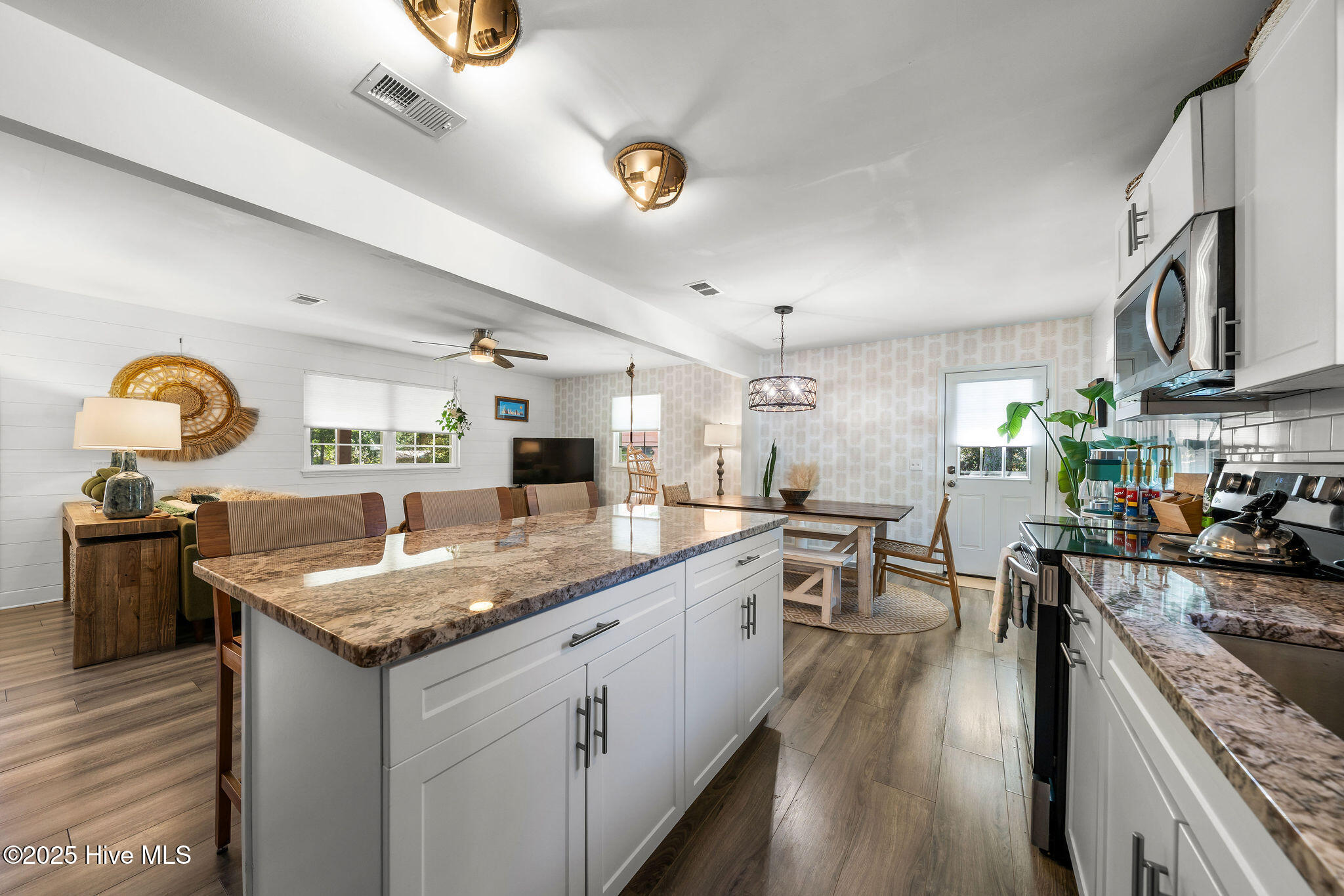 100538264 | Photo 25