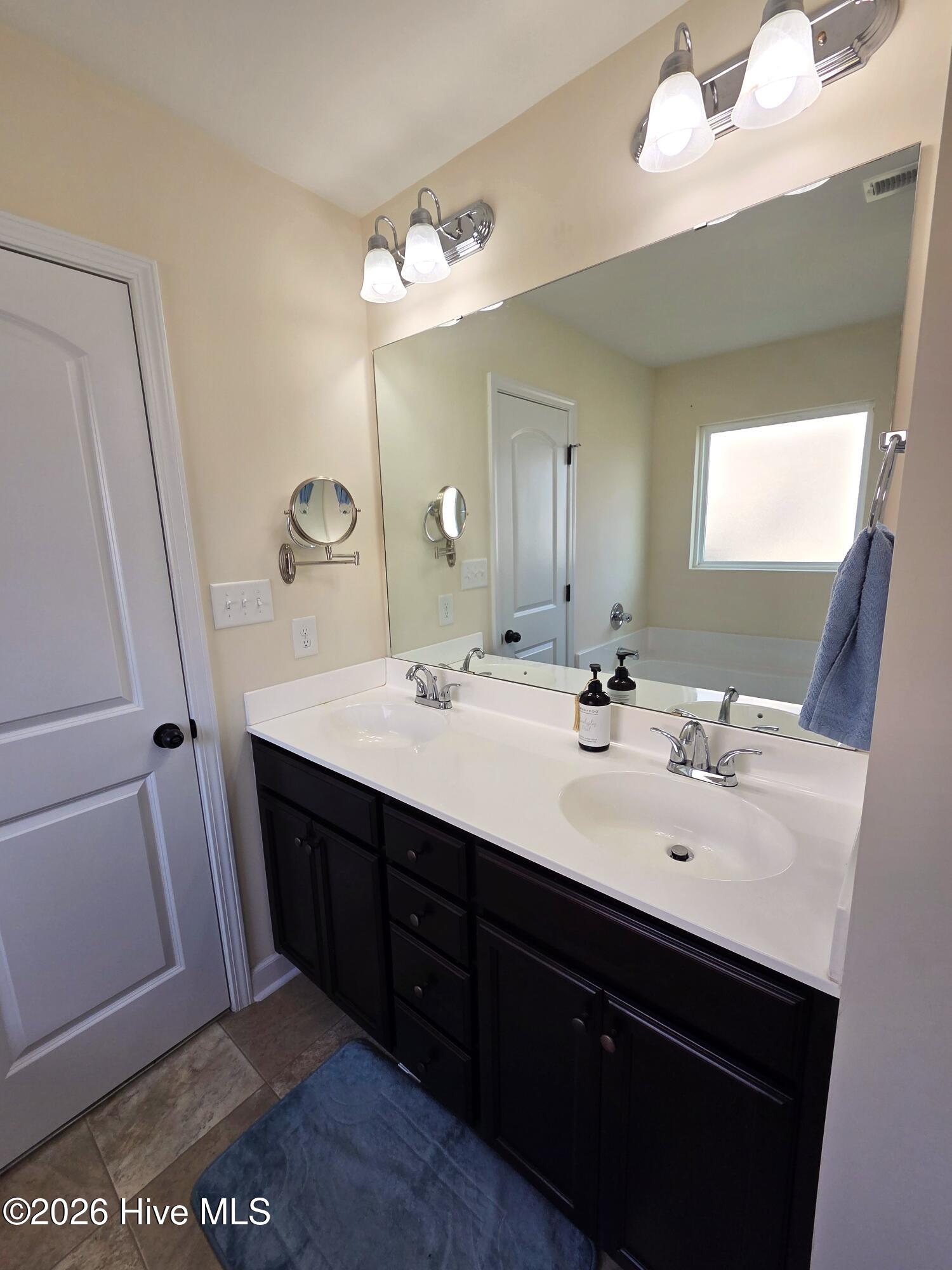 100527843 | Photo 38