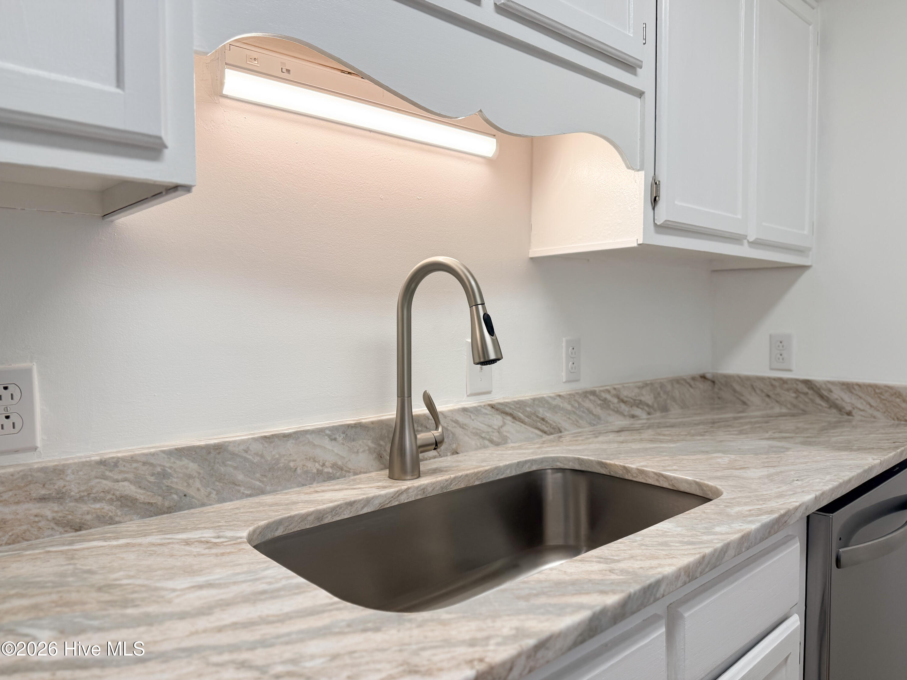 100568255 | Photo 23