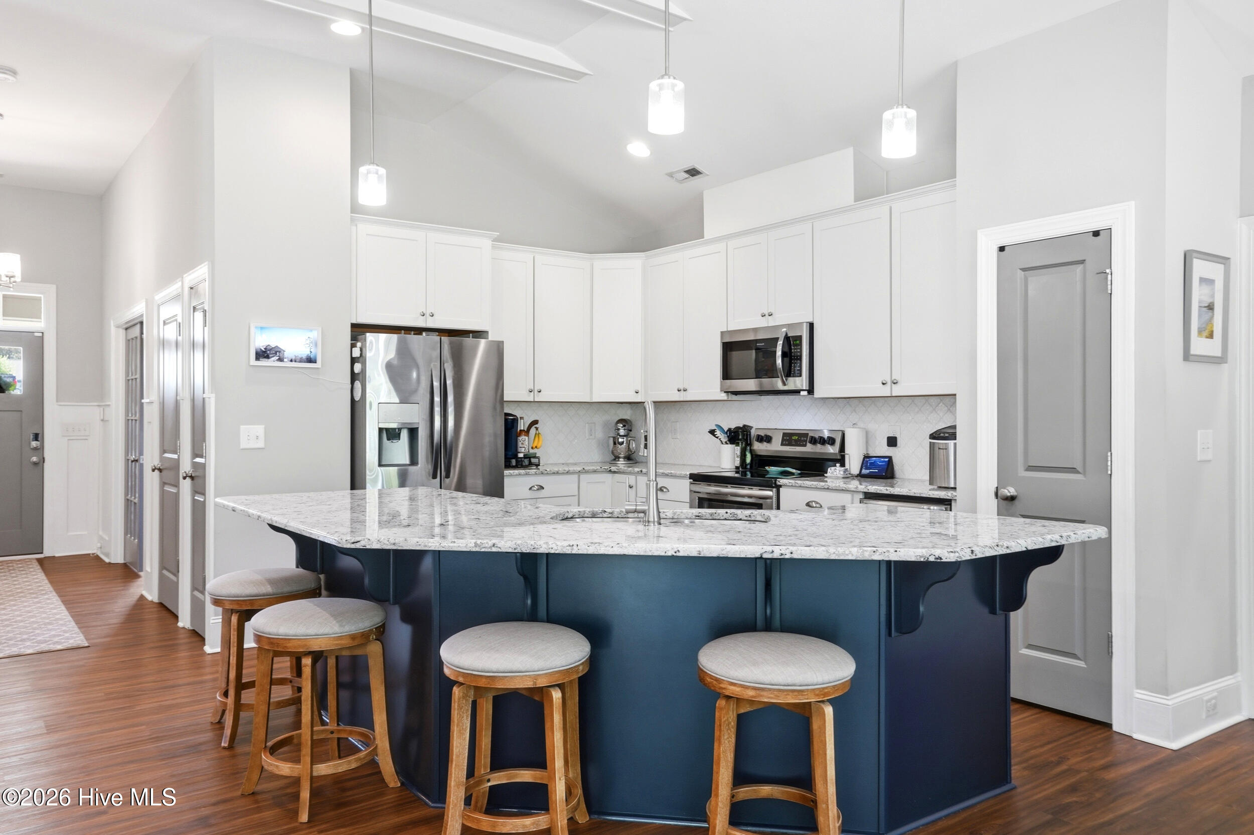 100569213 | Photo 12