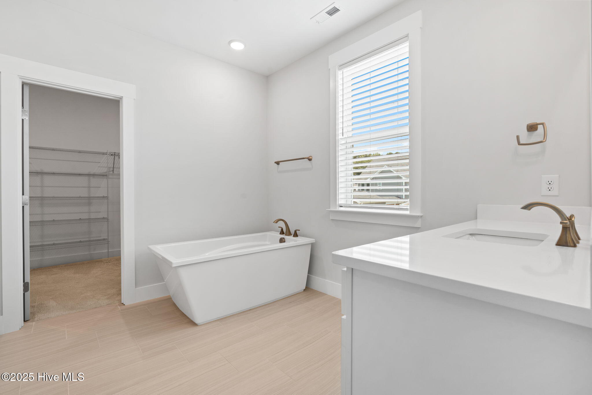 100485304 | Photo 25