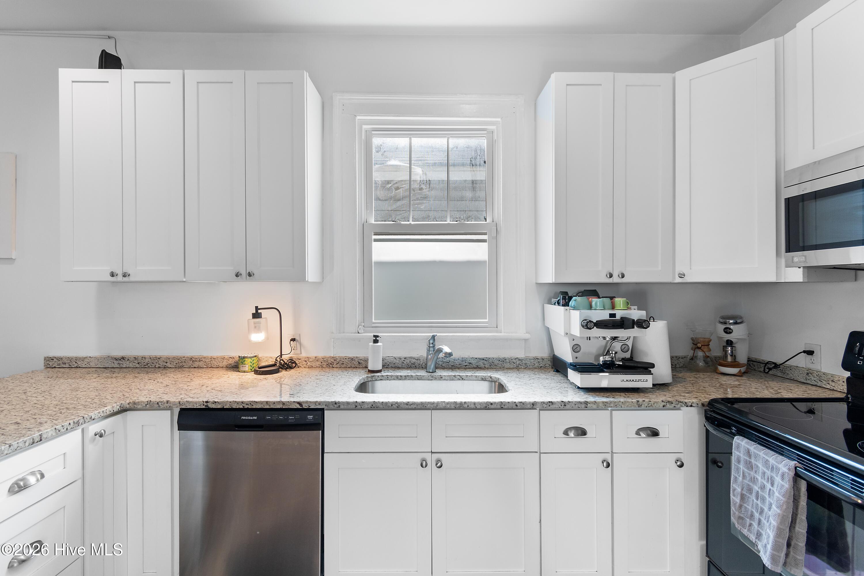 100568086 | Photo 16