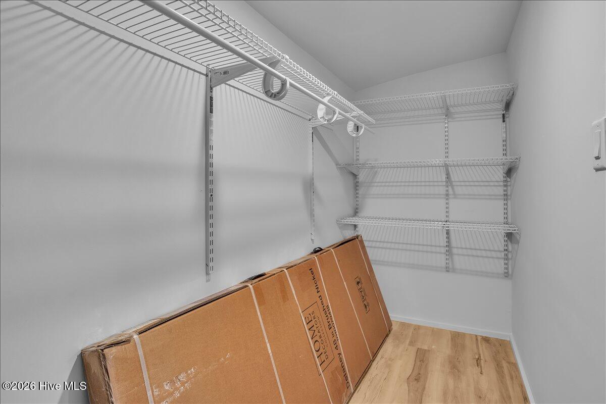 100570167 | Photo 16