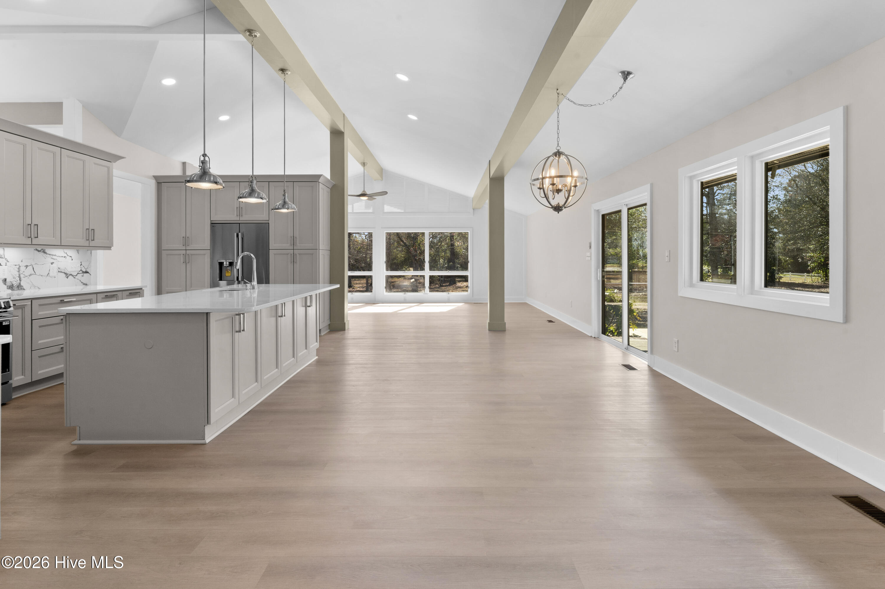 100561739 | Photo 15