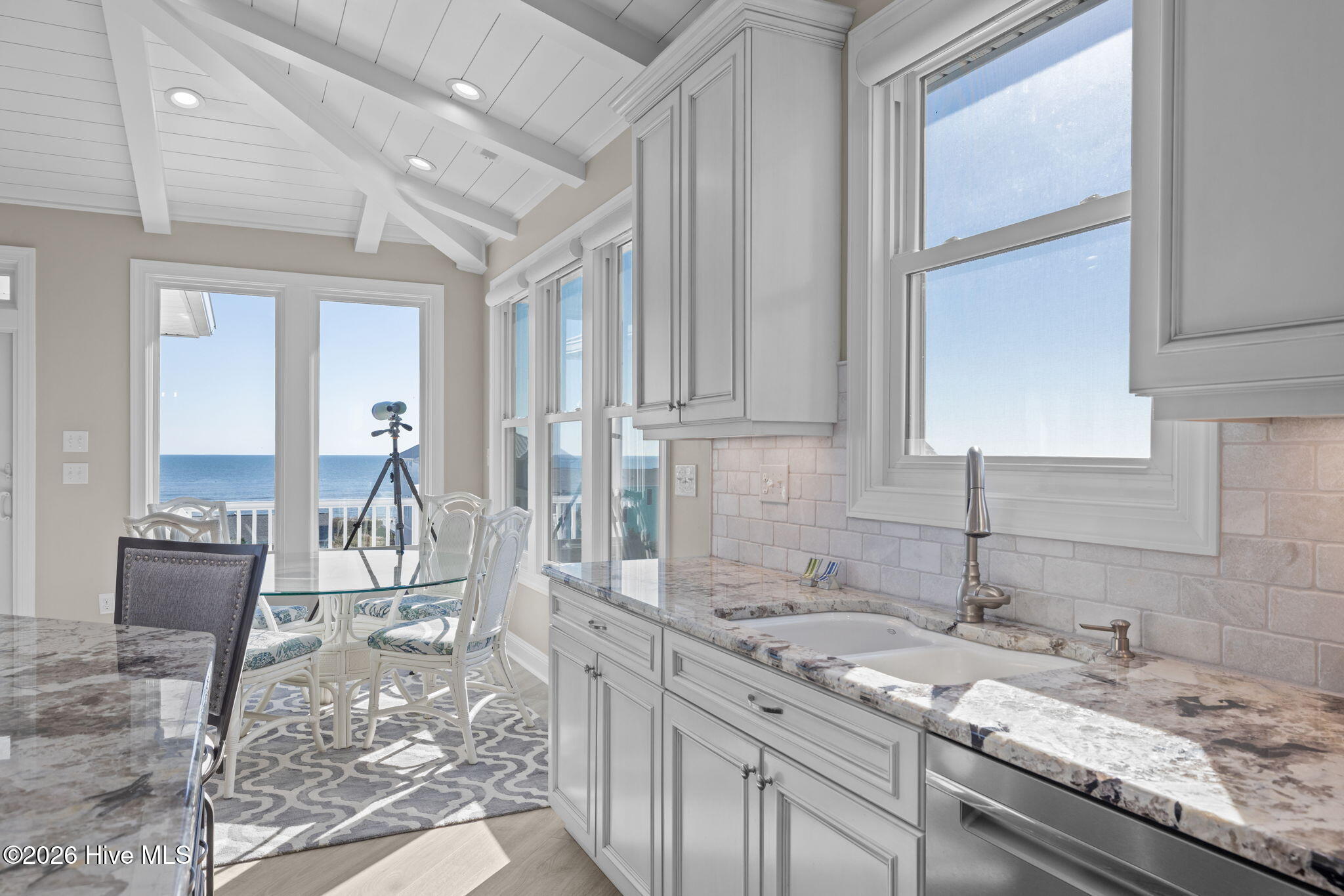 100549287 | Photo 13