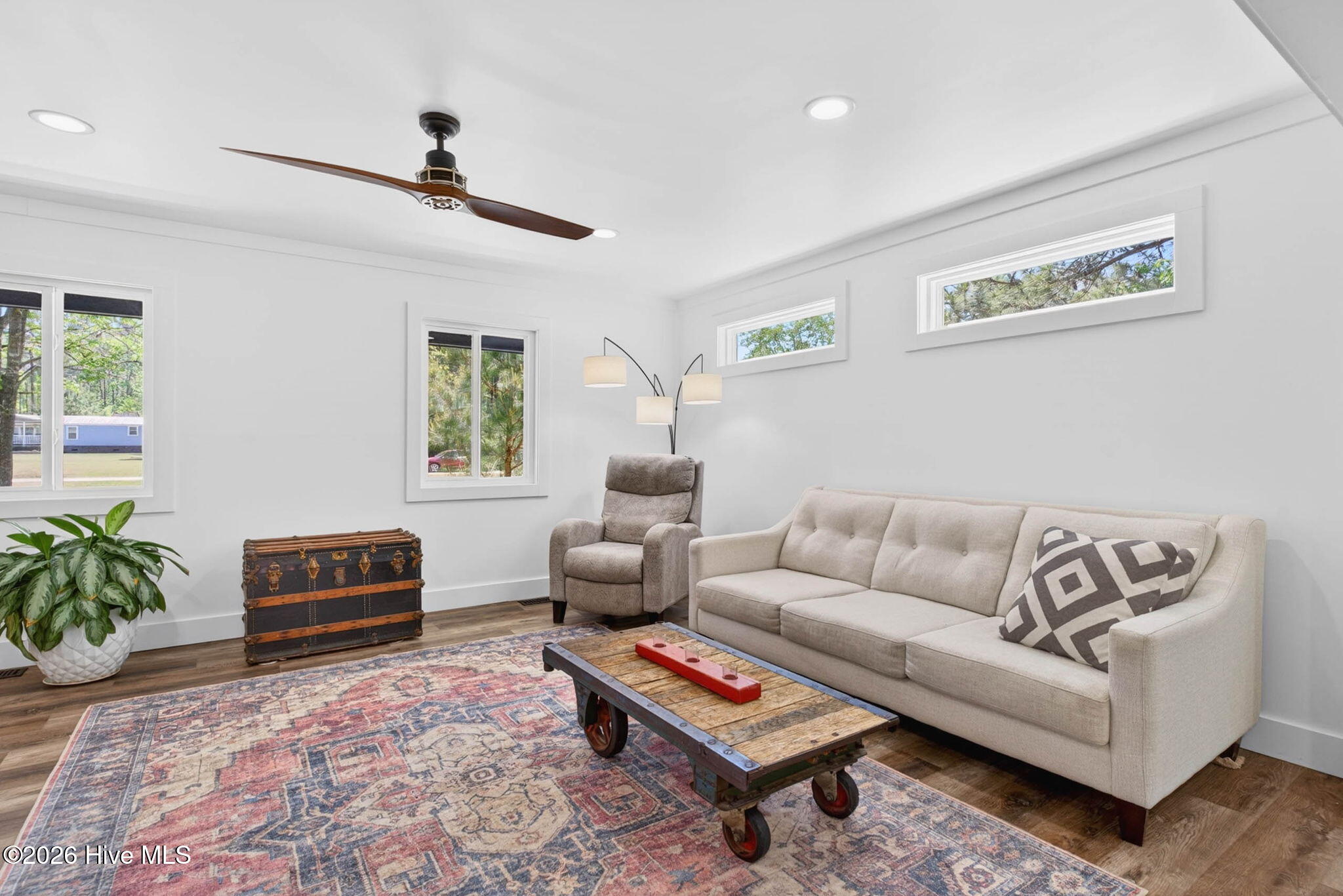 100568923 | Photo 16