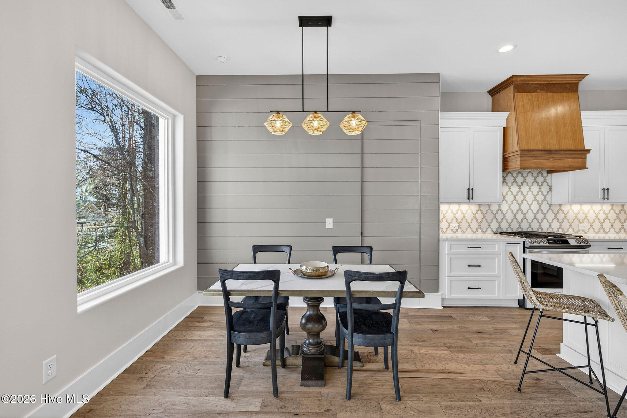 100552063 | Photo 25