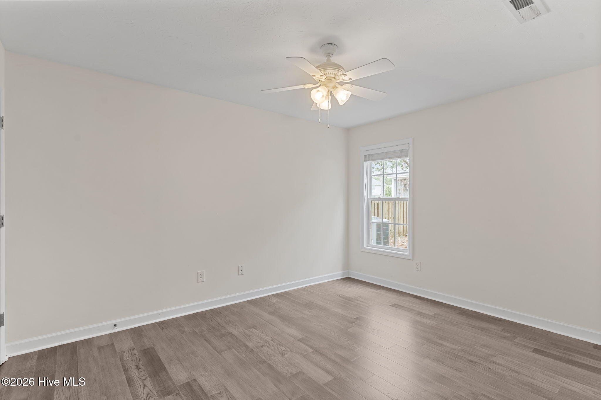 100563070 | Photo 33